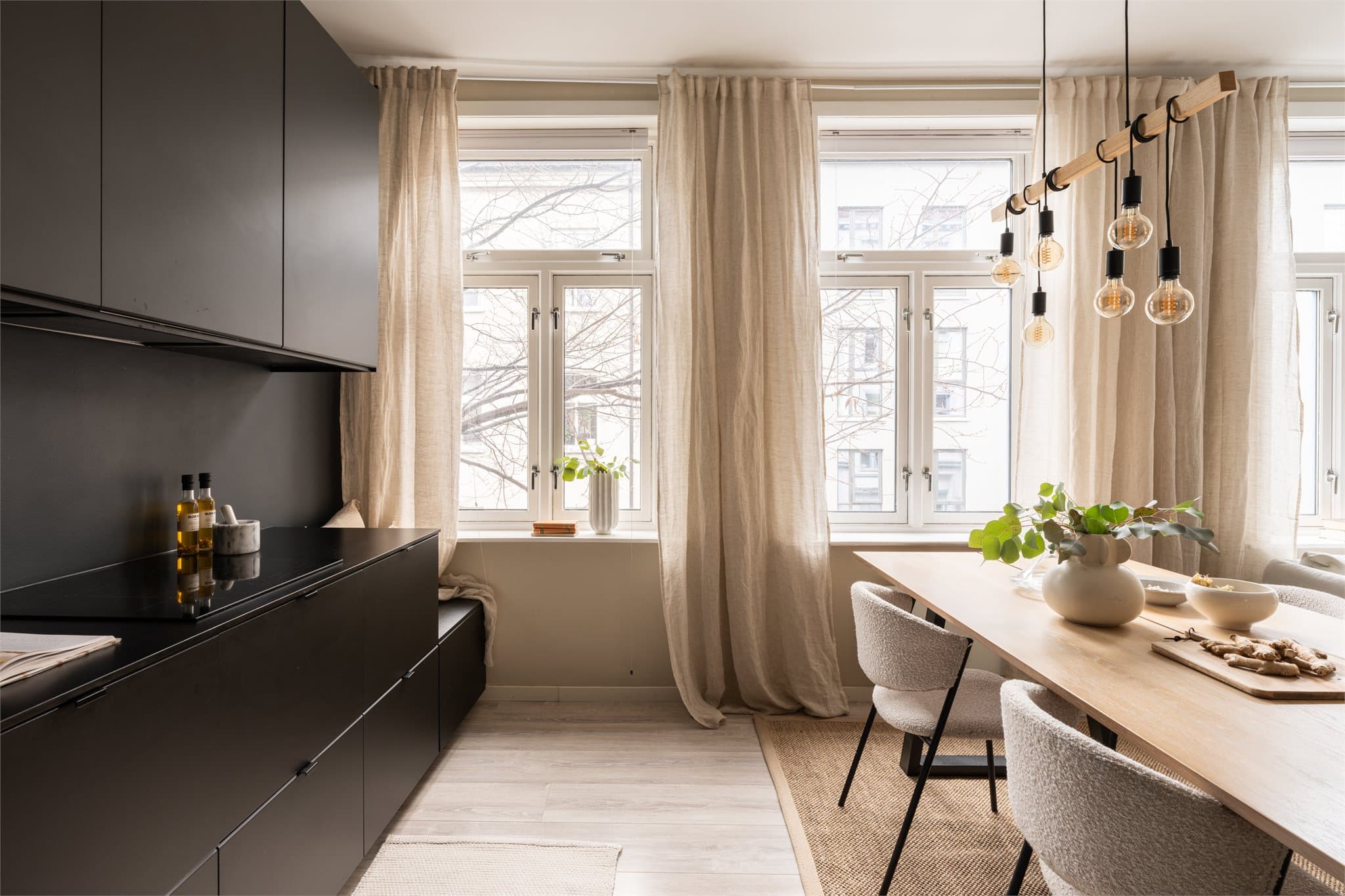 De store vinduene gir godt med naturlig lys til arbeidssonen på kjøkkenet.