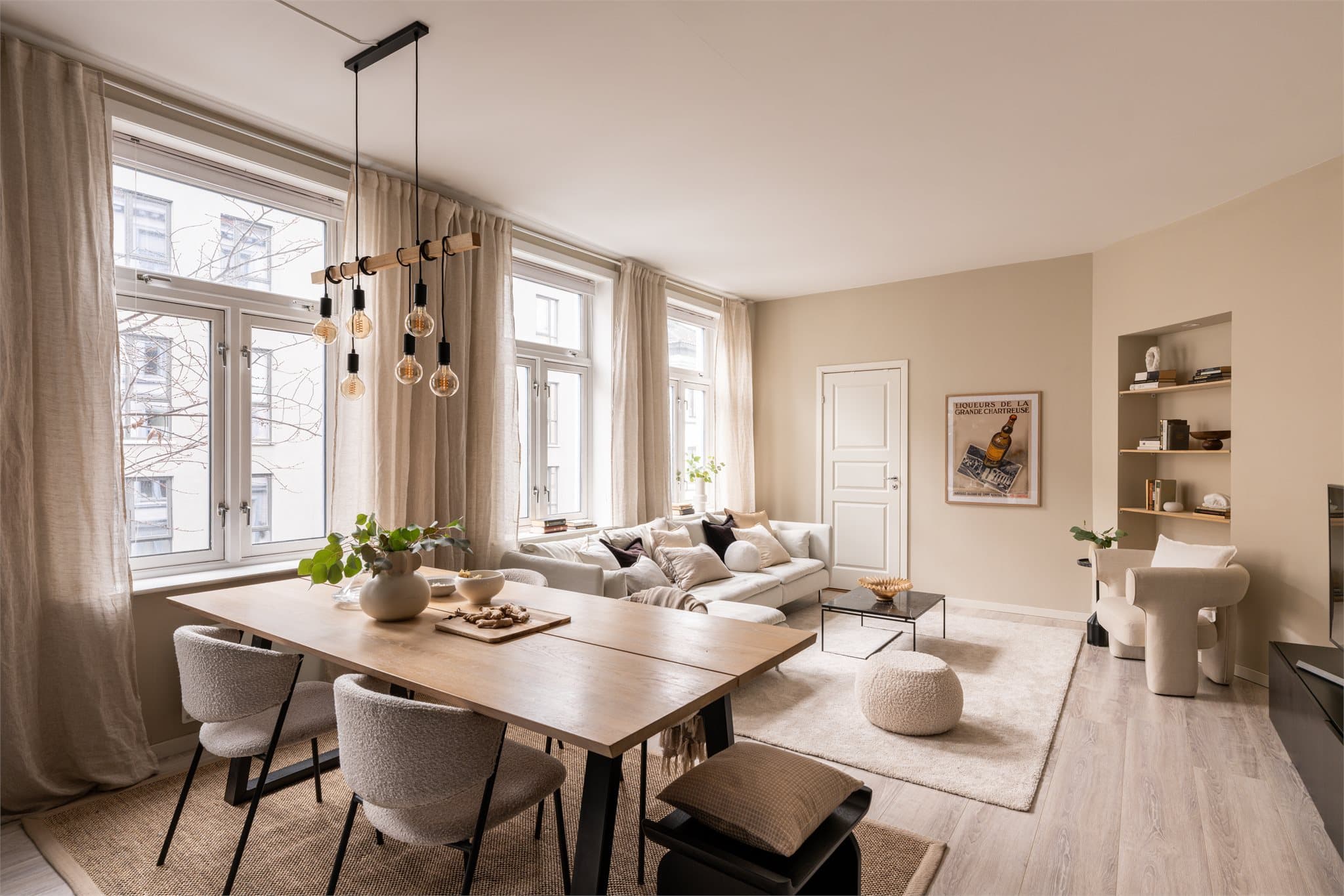 Den åpne stue- og kjøkkenløsningen har en sjenerøs takhøyde på 2,84 meter, som sammen med store vindusflater skaper en lys og luftig atmosfære.