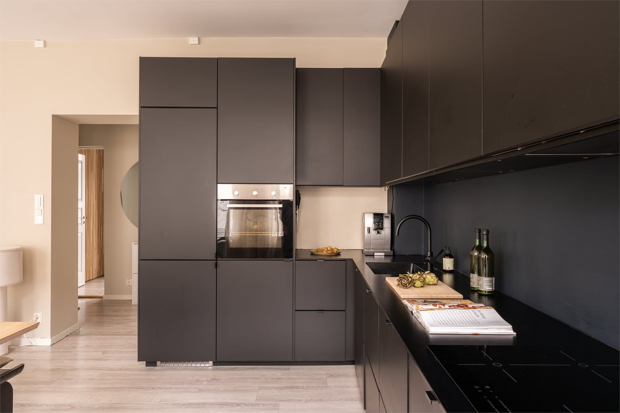 En praktisk L-formet kjøkkenløsning utnytter plassen effektivt.