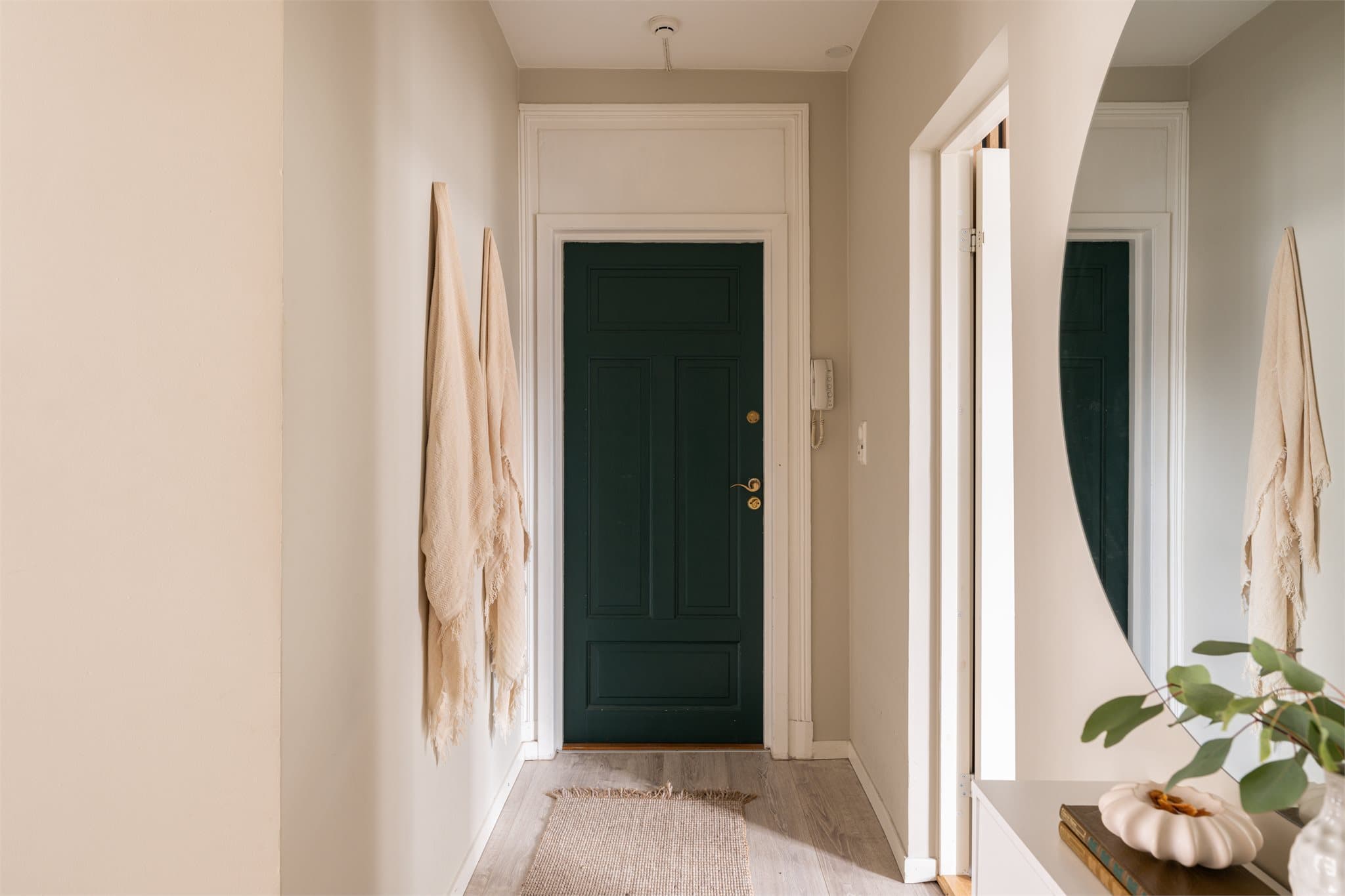 En brann- og lydklassifisert entrédør og dørcalling sørger for en trygg og skjermet inngang.