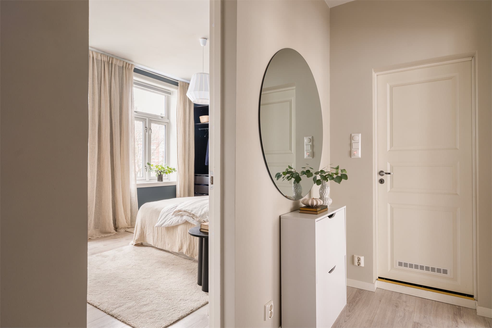 Entréen binder sammen leilighetens rom og gir et godt førsteinntrykk.