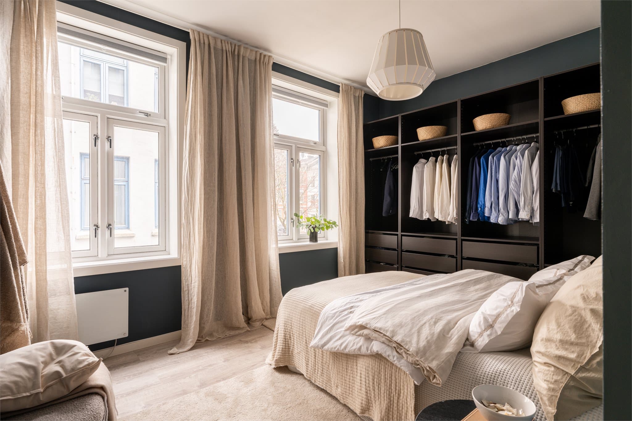 Hovedsoverommet er romslig, med plass til dobbeltseng og garderobeløsning. Rommet vender mot en rolig bakgård.