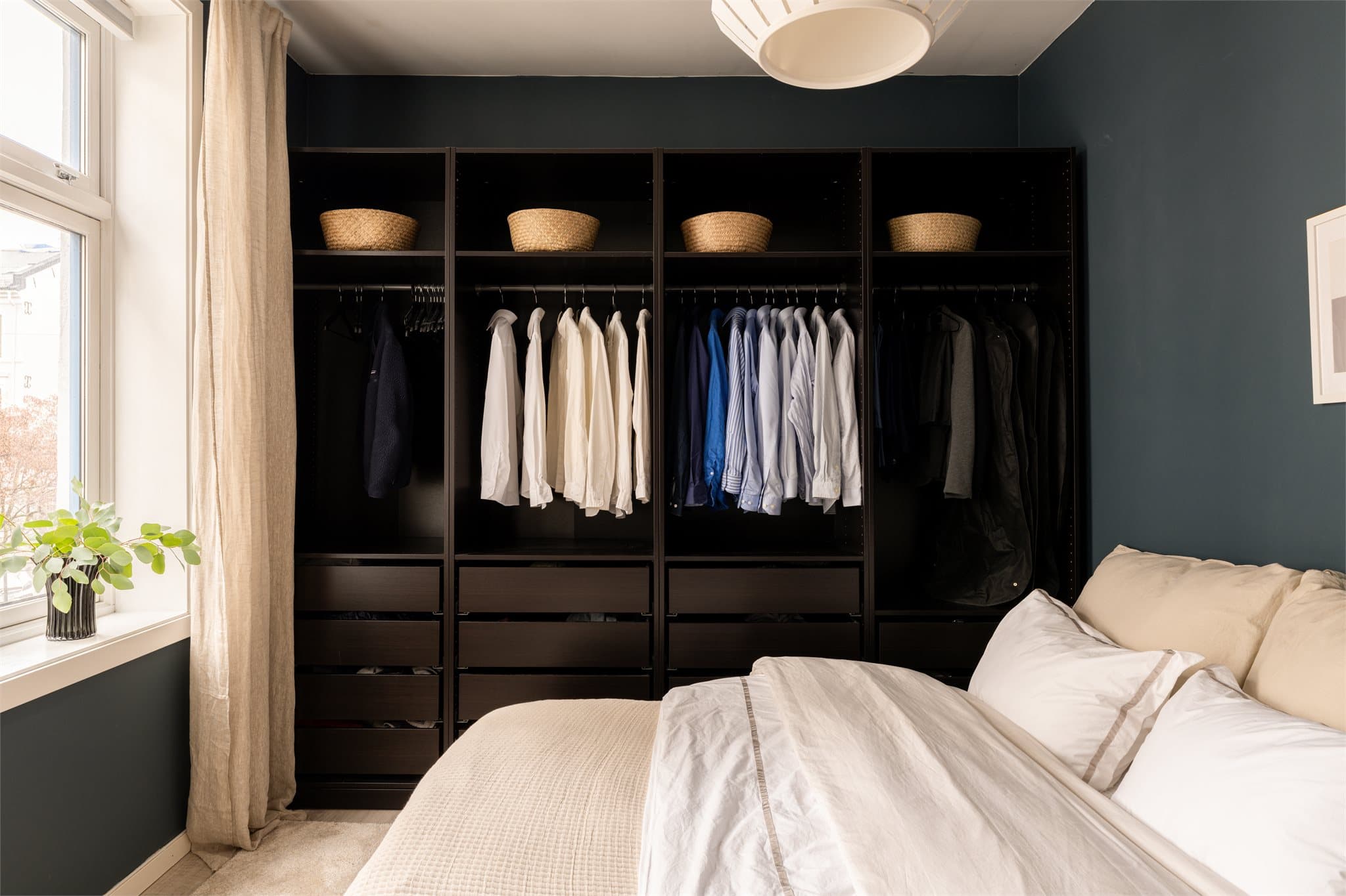 En åpen garderobeløsning gir god oversikt og rikelig med oppbevaringsplass.