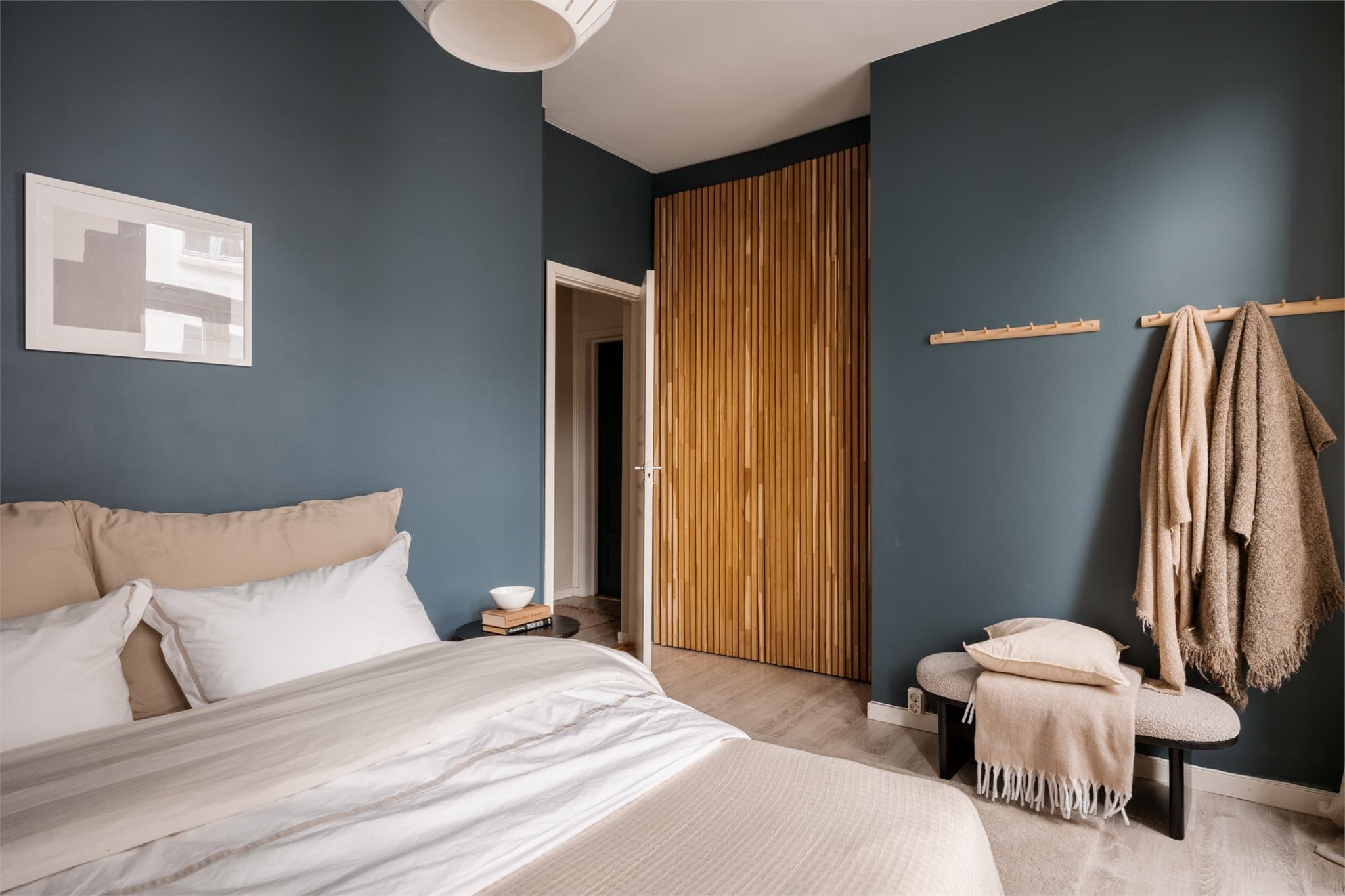 Gjennomgående laminatgulv og malte, slette overflater på veggene.