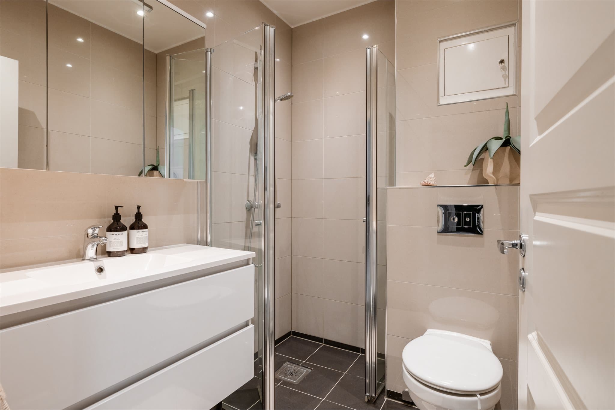 Badet ble oppgradert i 2016 med fliser, varmekabler i gulvet, vegghengt toalett og dusjløsning med glassvegger.