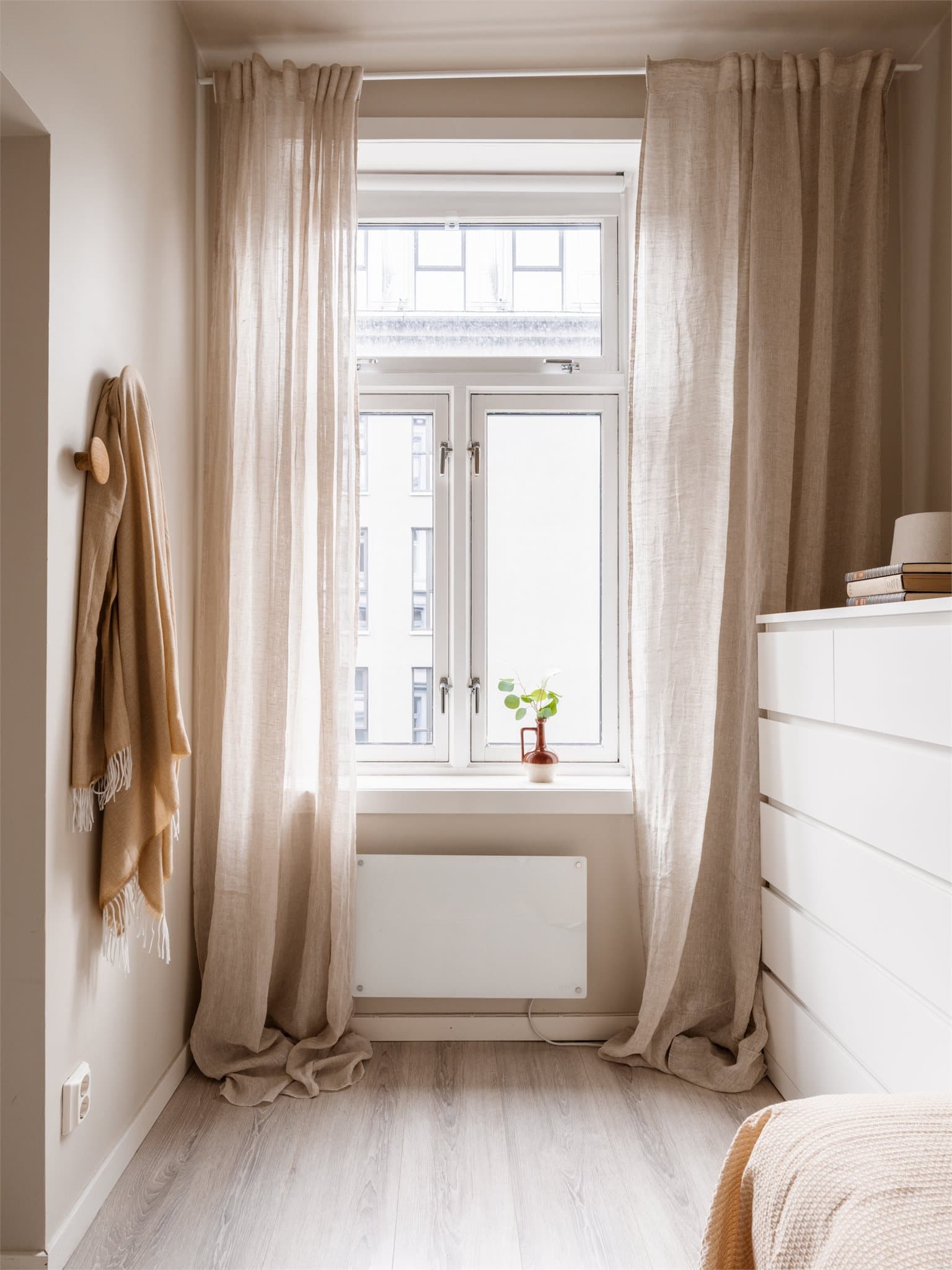 Rommet har plass til både seng og oppbevaringsmøbler.