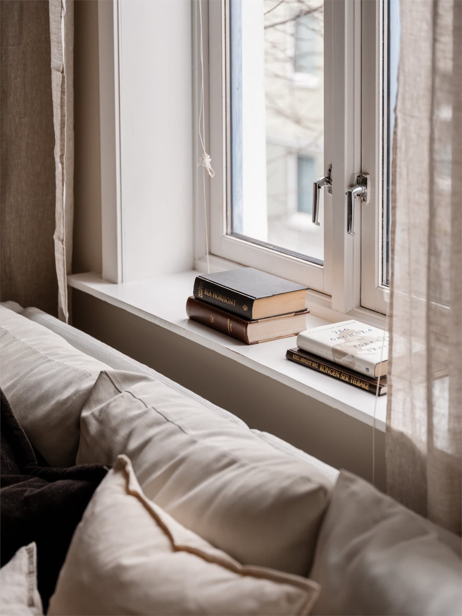 Vinduene er utstyrt med isolerglass og slipper inn godt med naturlig lys.