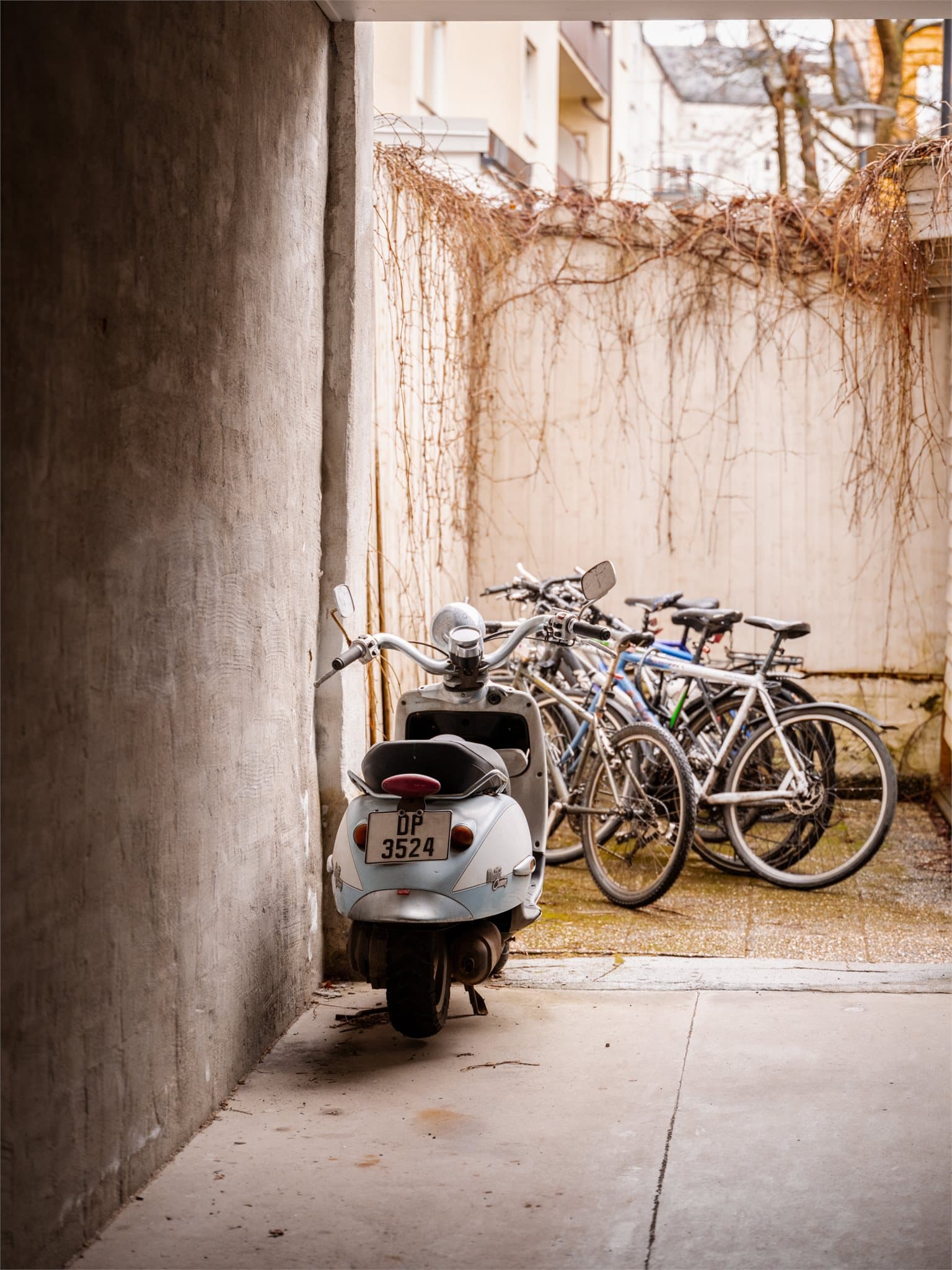 Borettslaget har sykkelparkering i den skjermede bakgården.