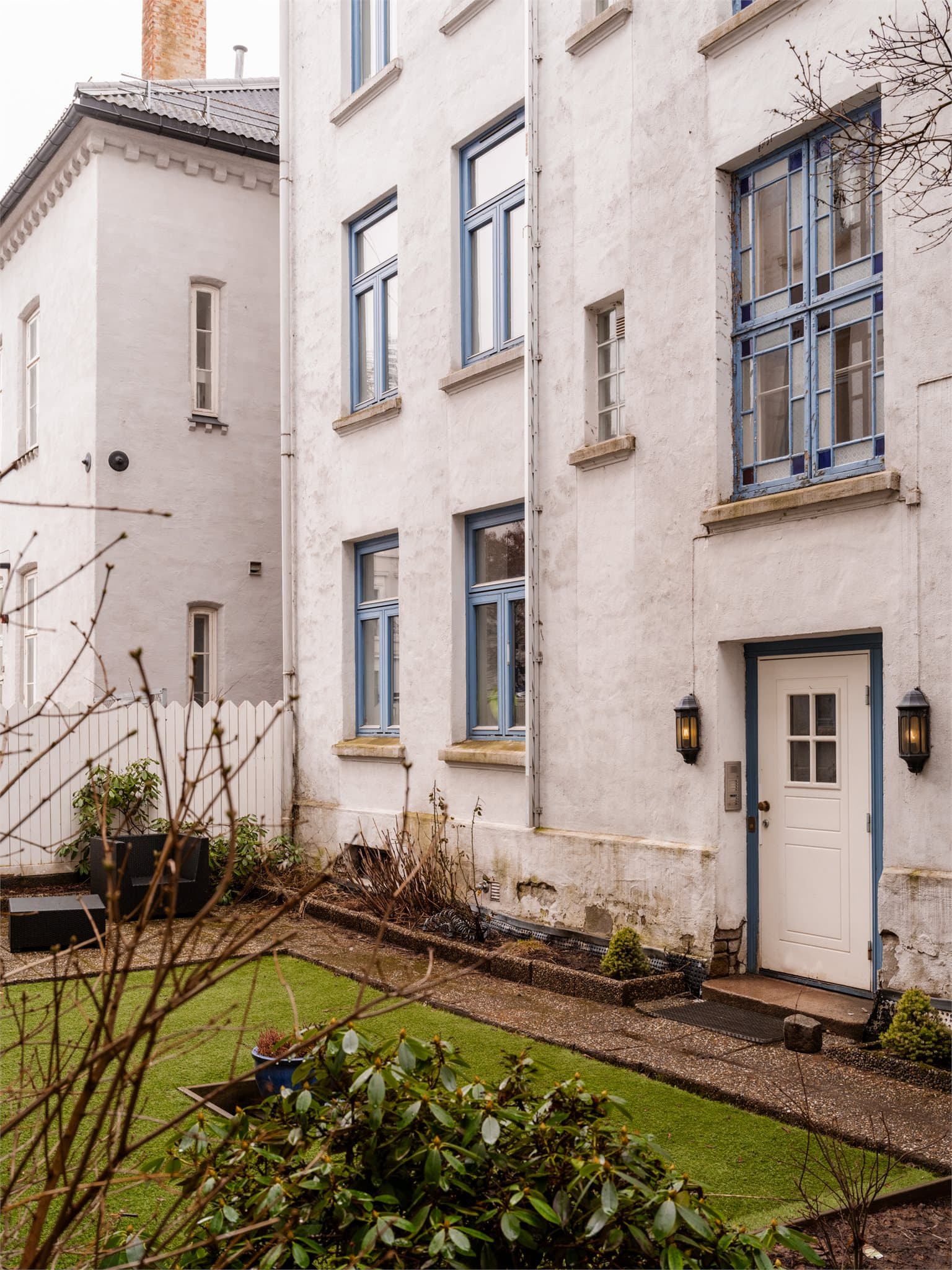 Bygården har en klassisk fasade i murverk og en rolig, tilbaketrukket bakgård.