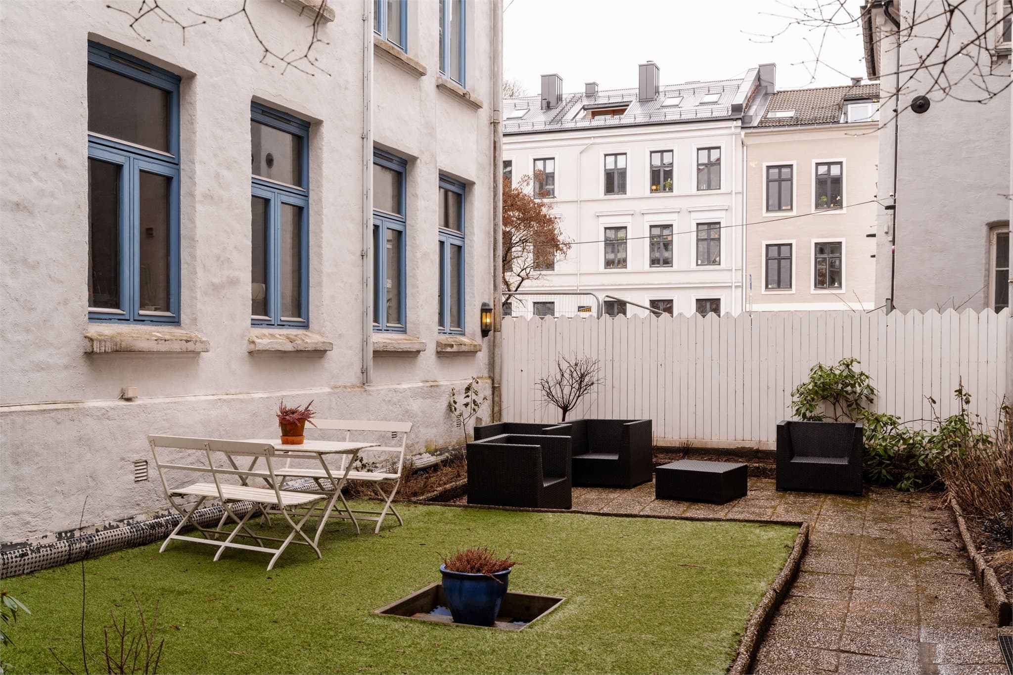 Felles bakgård med plass for sittegrupper.