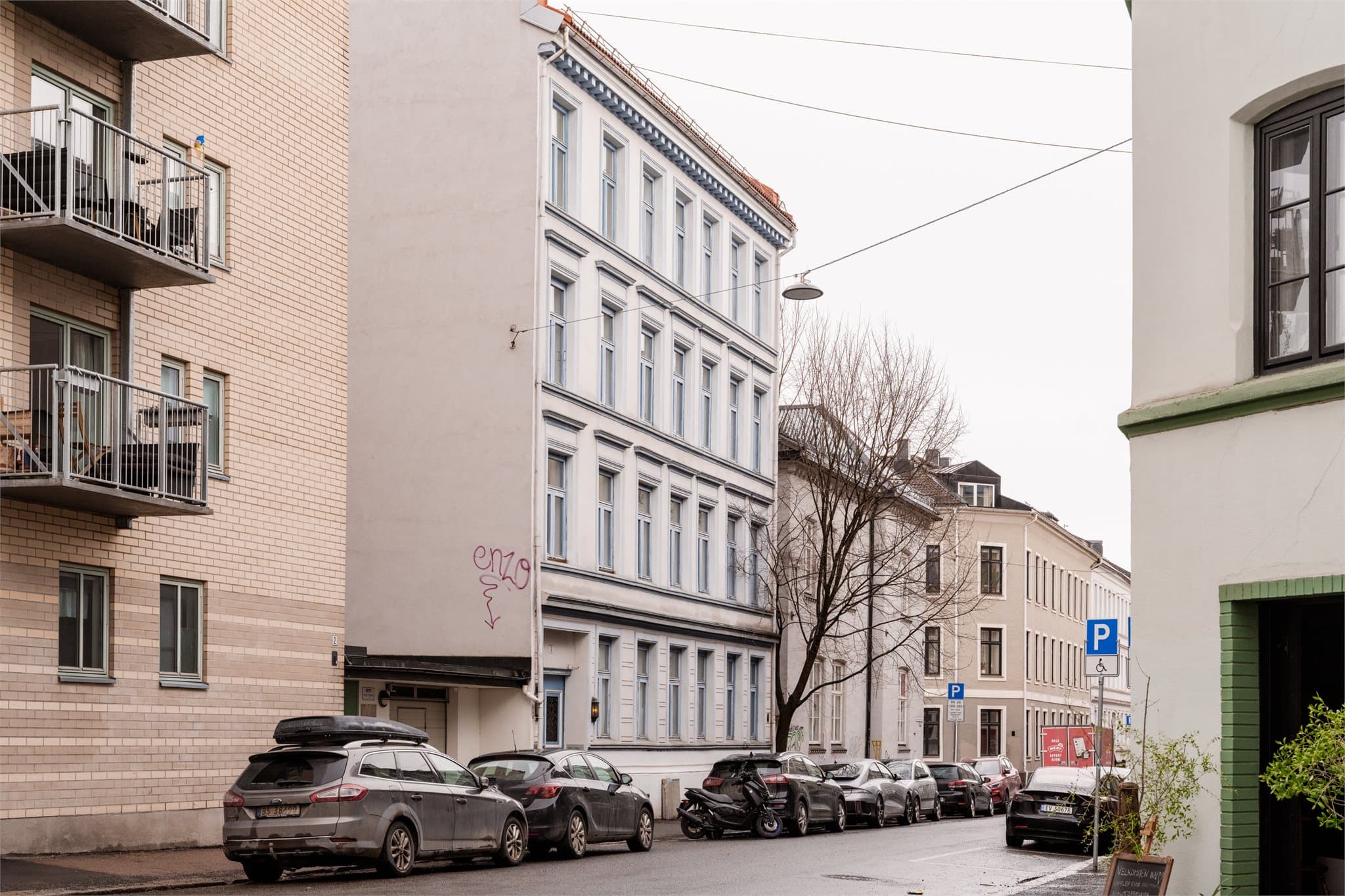 Leiligheten ligger sentralt, men skjermet til i en rolig gate på Torshov.