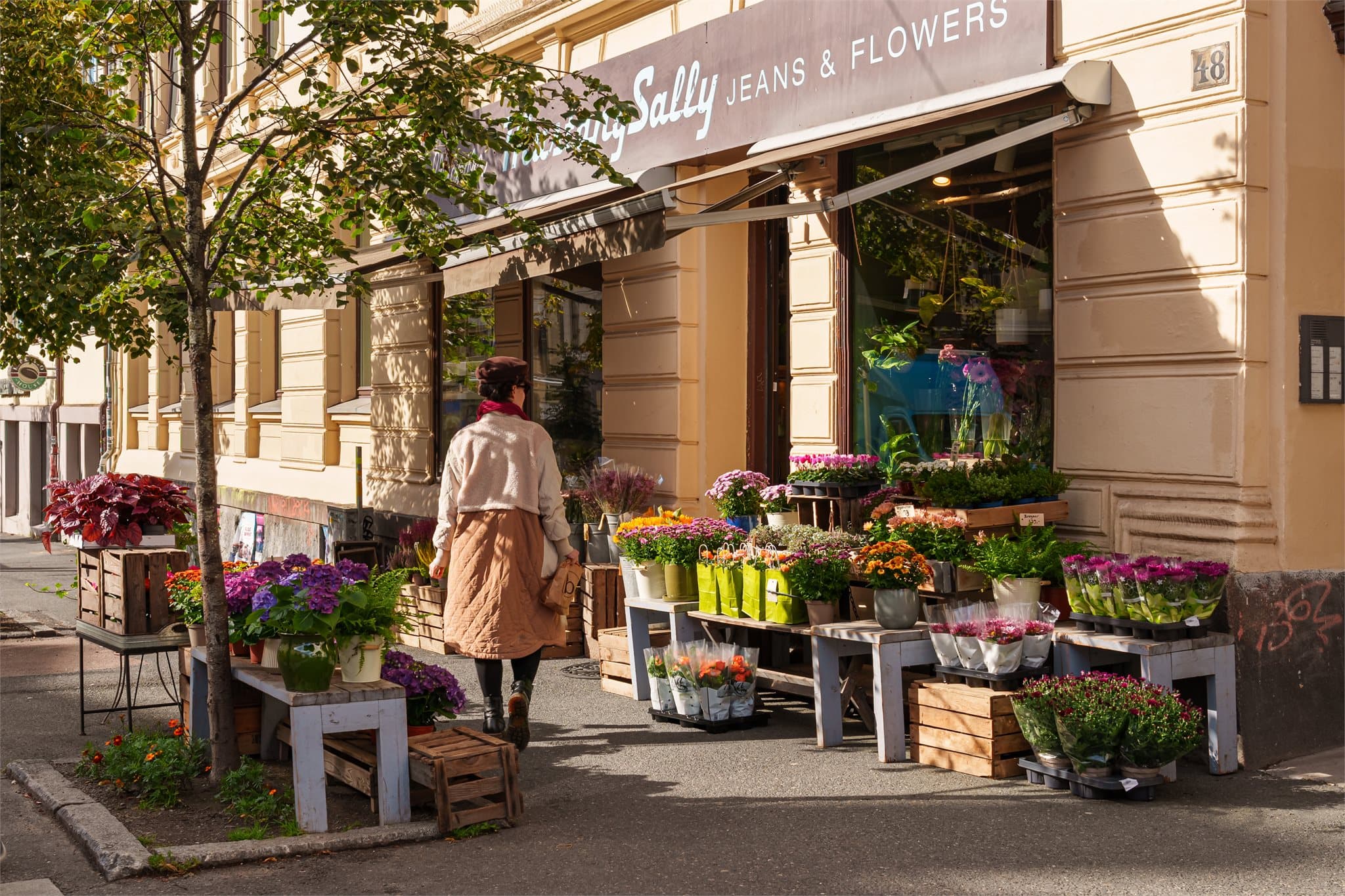 Torshov Torg, med blant annet dagligvare, apotek og blomsterbutikk, er kun en kort spasertur unna.