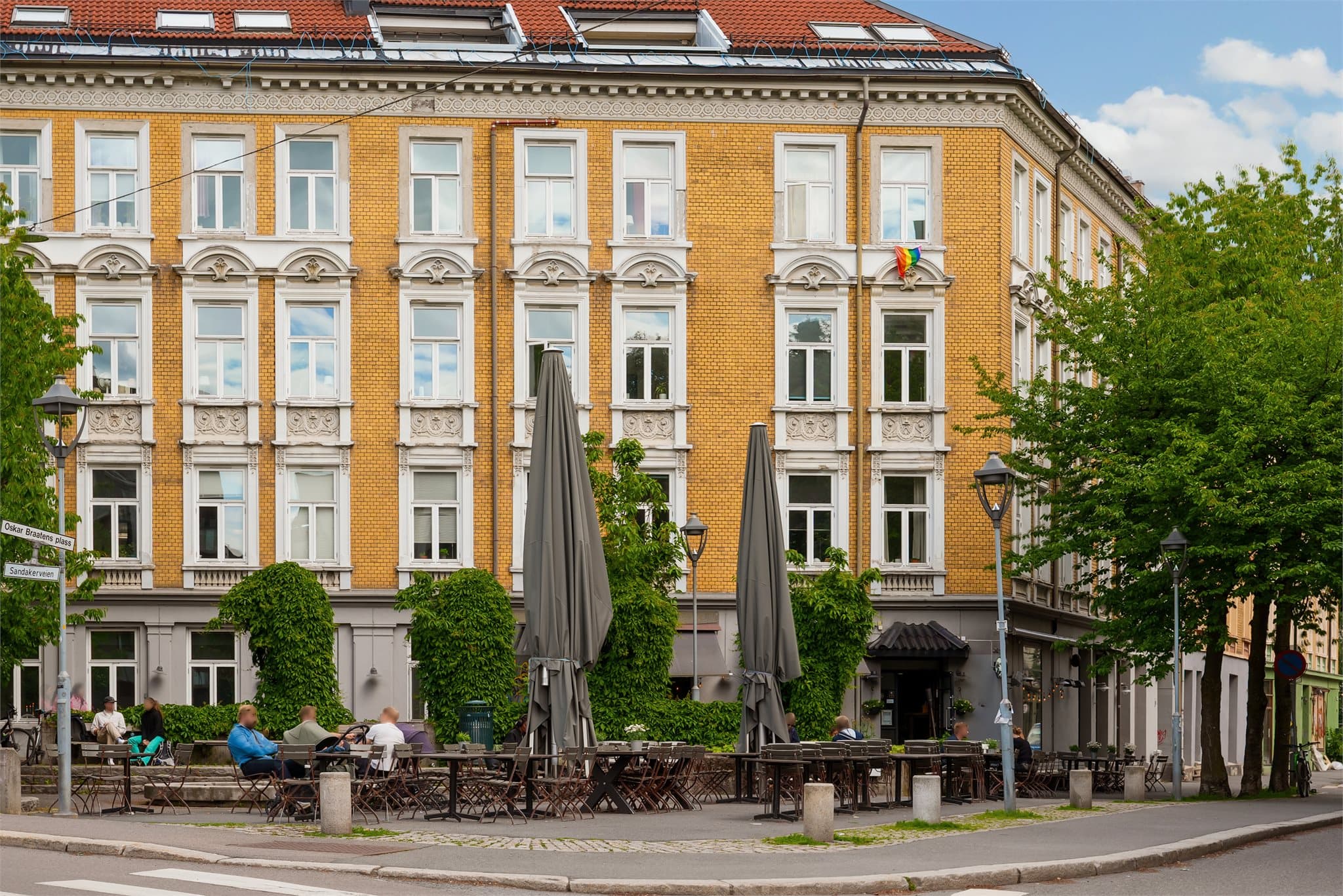 I nabolaget finner du et rikt utvalg av restauranter, som populære Vertshuset Grisen.