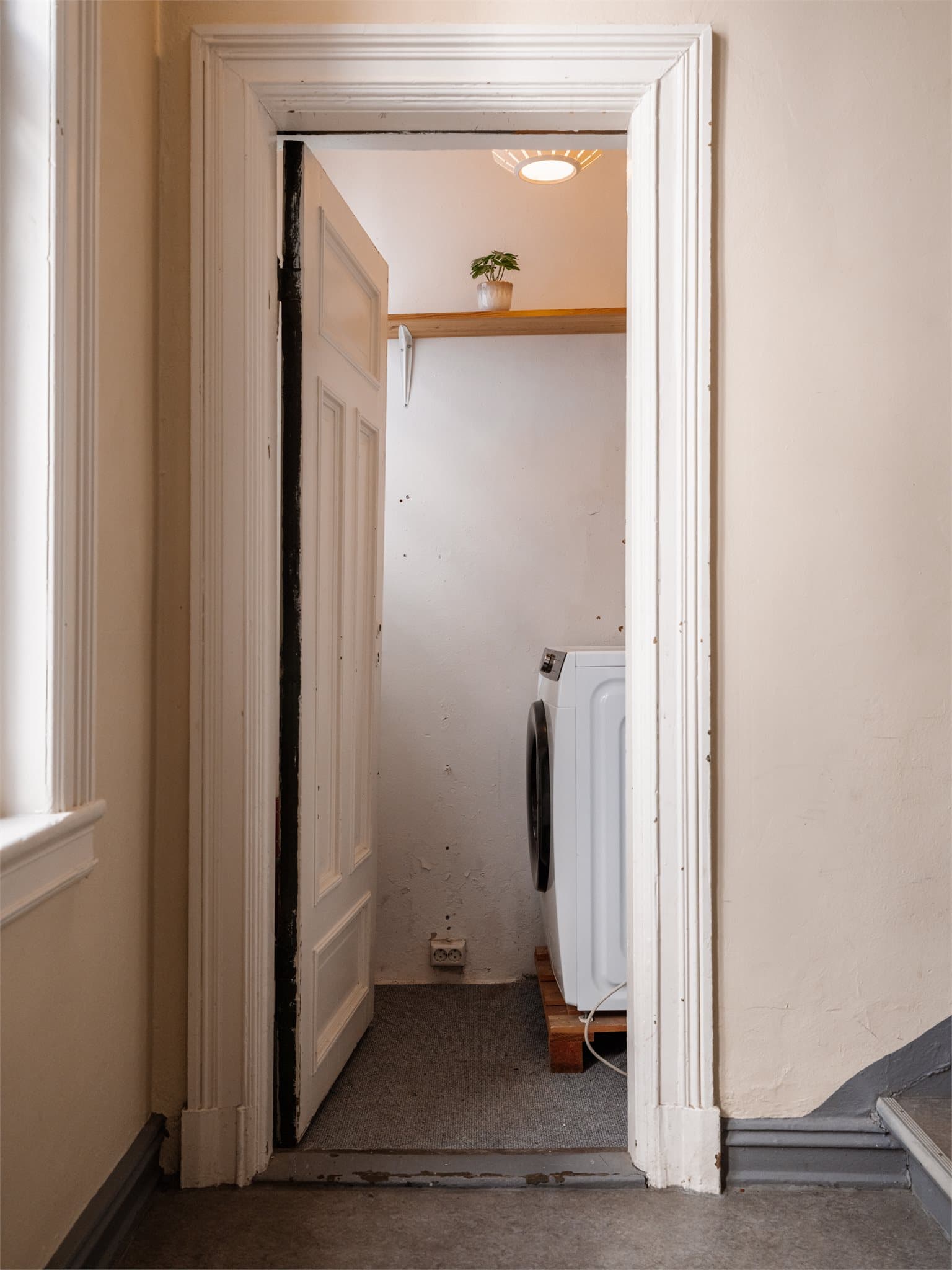 Leiligheten har en egen vaskebod en halv etasje opp (etg 2,5) hvor det er koblet opp for vaskemaskin/tørketrommel.