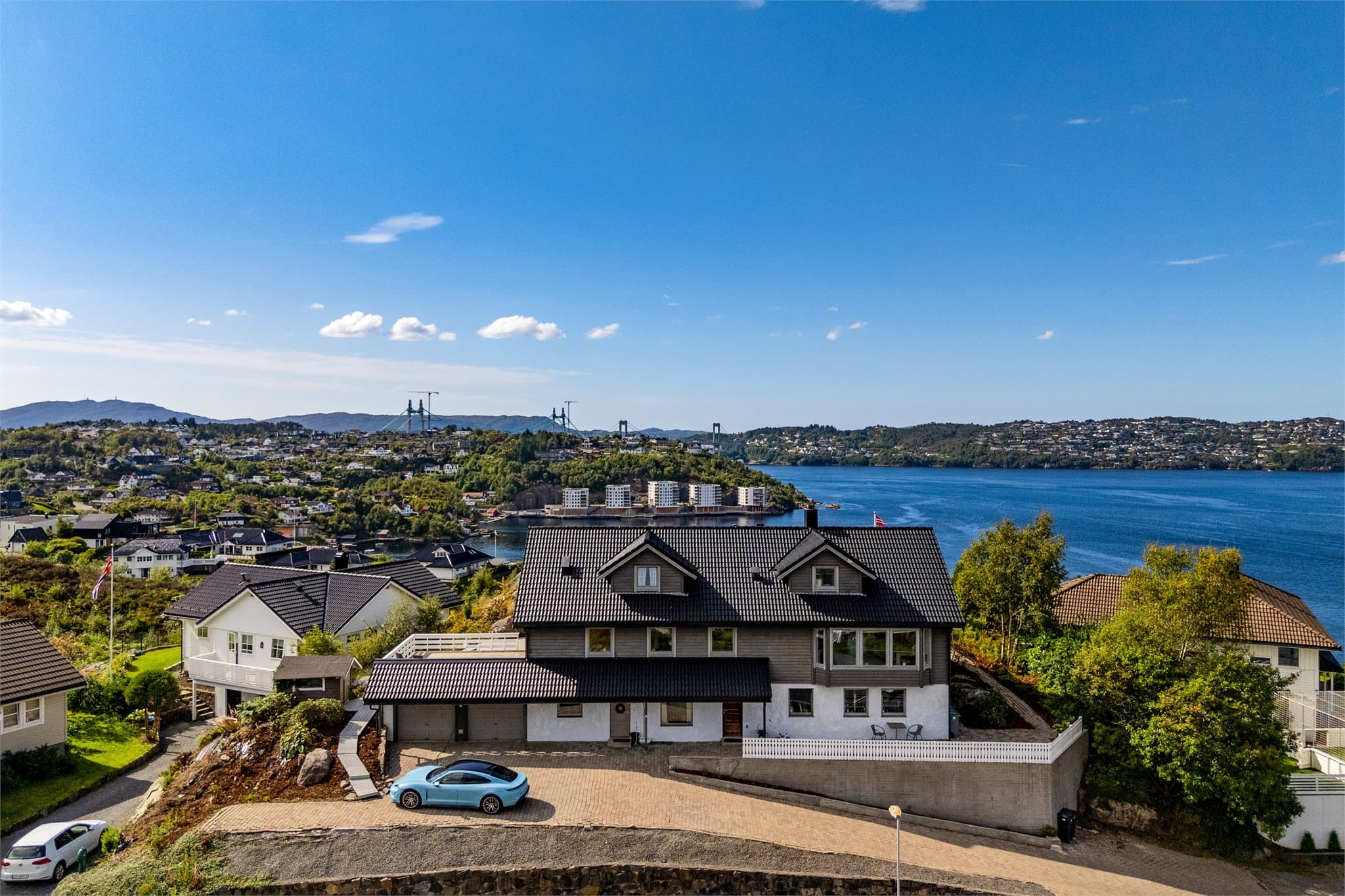 - En lekker familiebolig over 3 plan med ettertraktede kvaliteter som utleiedel, 108 m² terrasseareal og dobbel garasje - en sjelden mulighet -