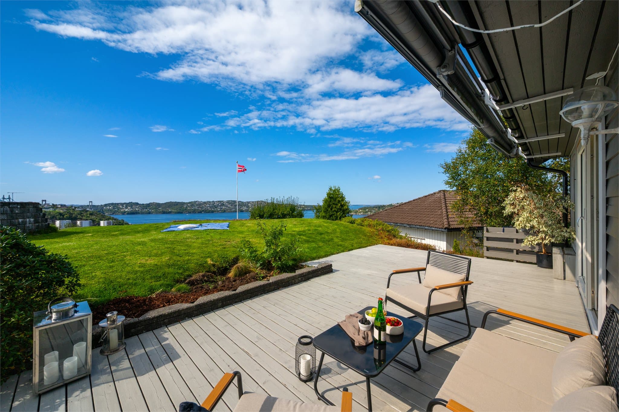 - Altan/terrasse med utgang fra stue på hele 70 m² -
