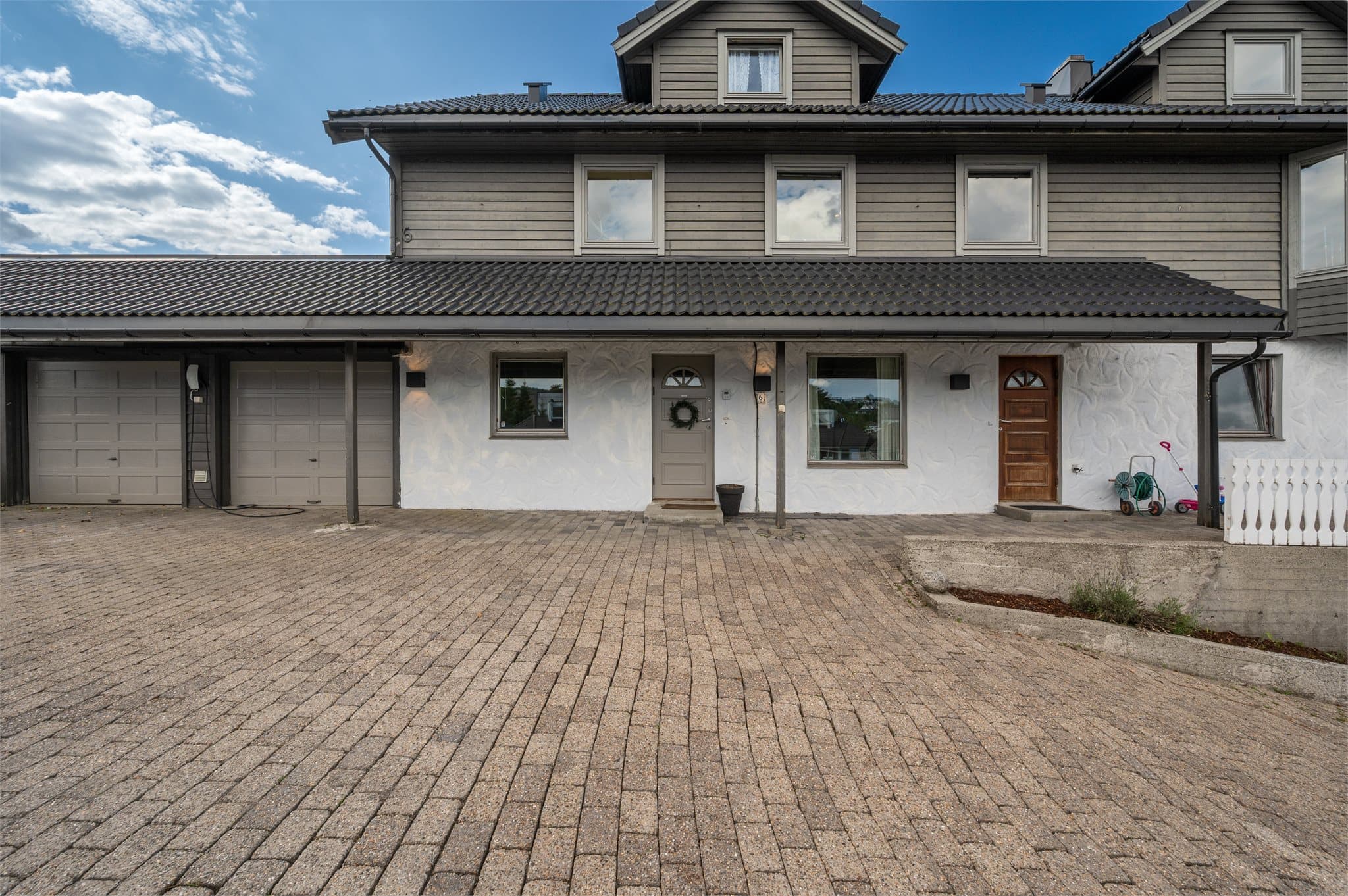 - Boligen har en separat utleiedel som er utleid for kr 12 000,- per måned -