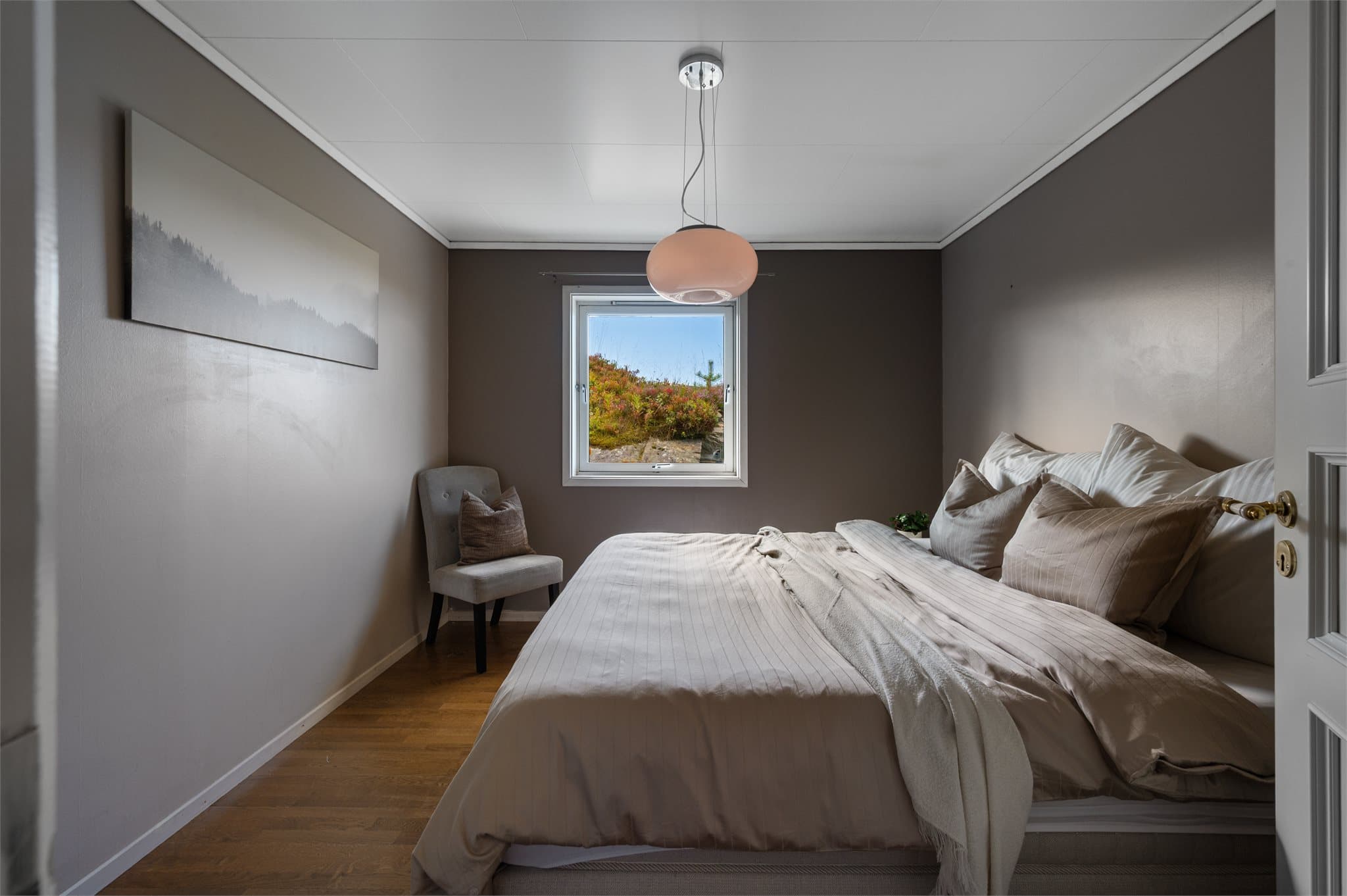 - Rommene måler hhv. 13,4 m² og 10,5 m² og har godt med plass til ønsket møblement -