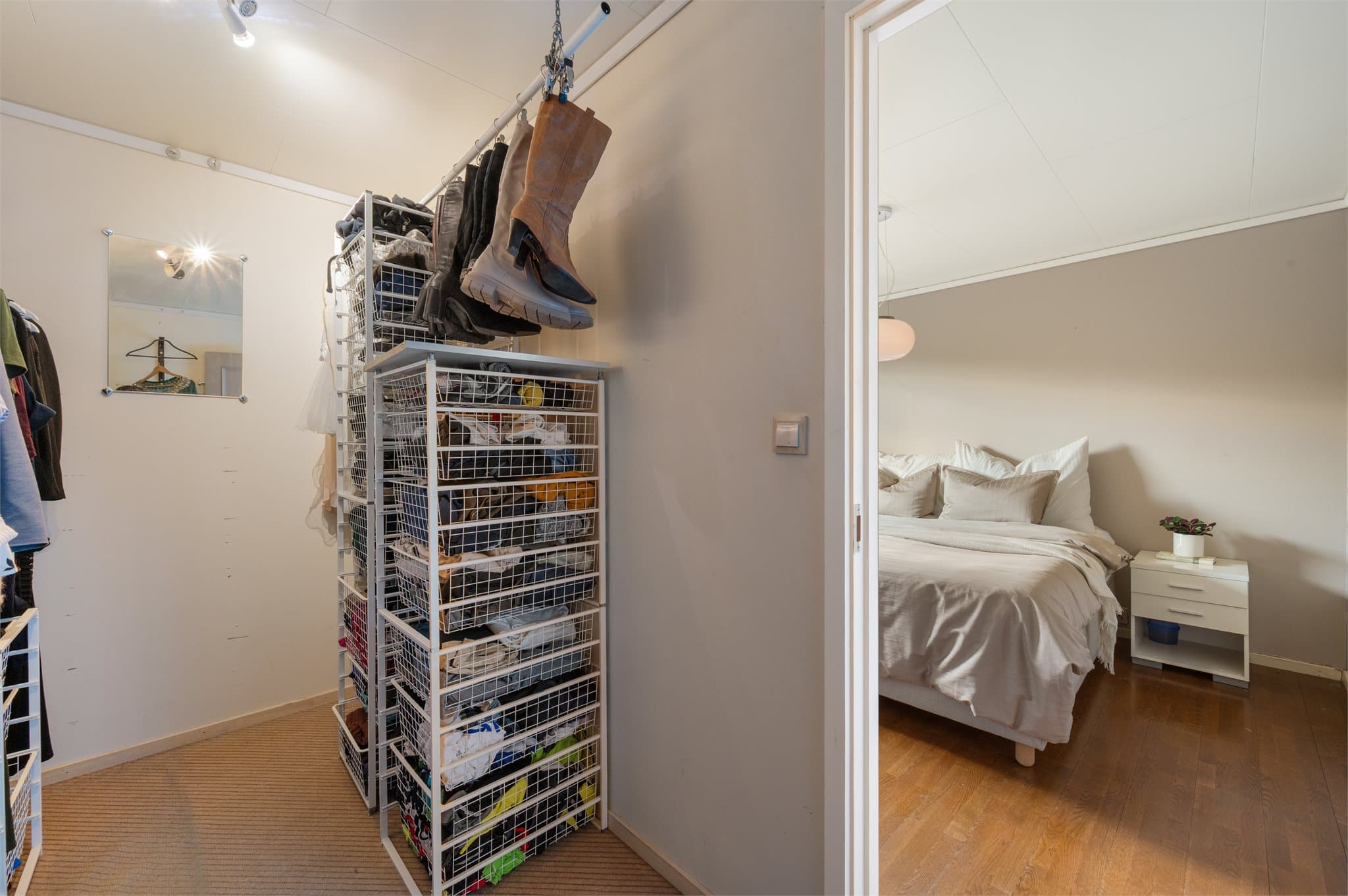 - Hovedsoverommet har godt med lagringsplass i 6,2 m² garderoberom -