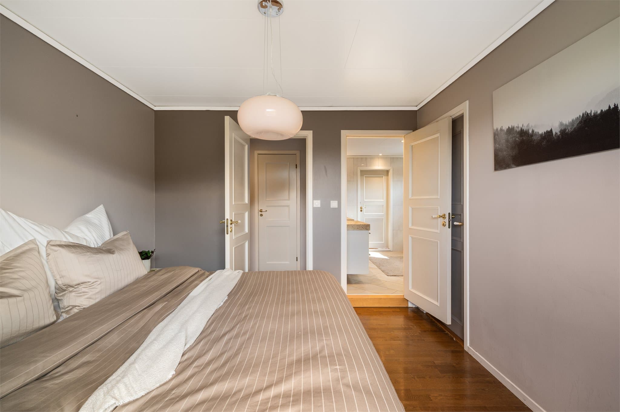 - Herfra er det også tilkomst til hovedbadet -