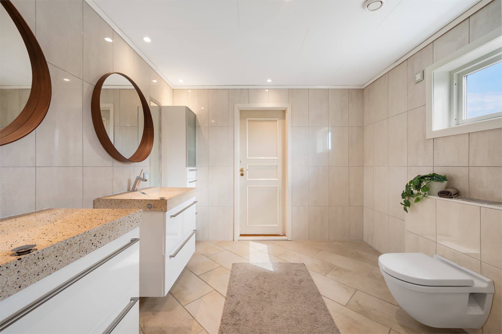 - Badet måler 9,3 m² og har fliser på gulv og vegger -