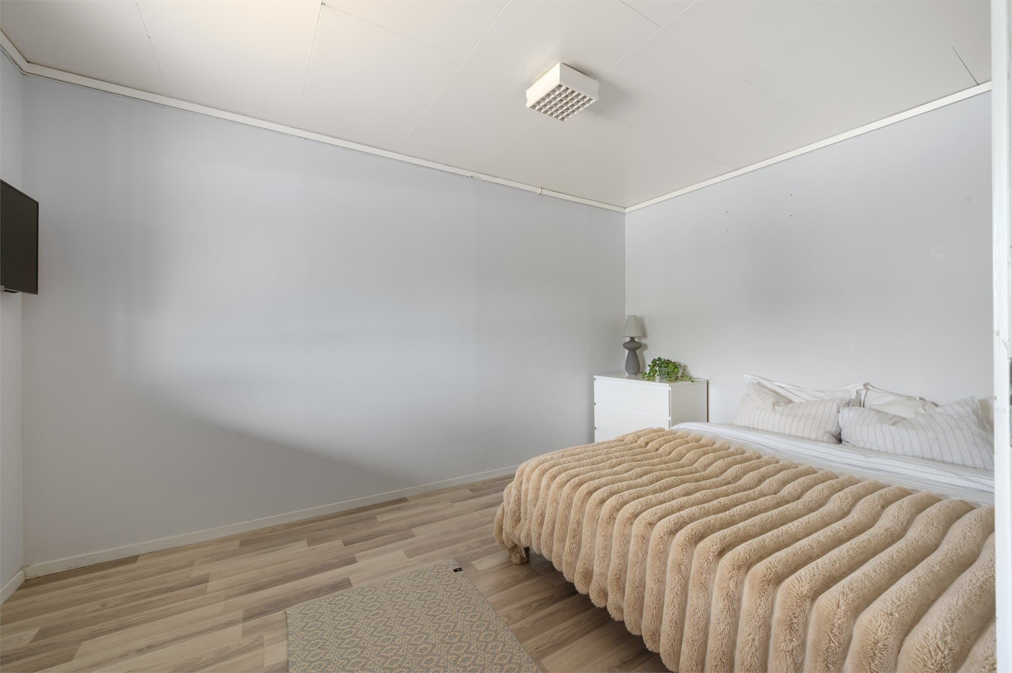 - Underetasjens hoveddel måler 99 m² og inneholder entré, soverom, hall/gang, bad, mellomgang, 2 boder og garasje -