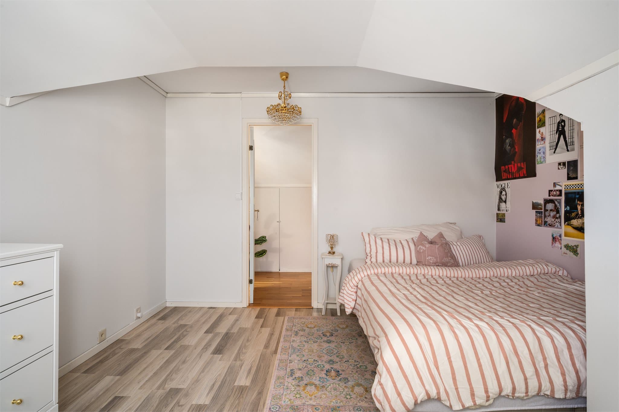 - De to soverommene i etasjen måler 13,7 m² og 12 m² -