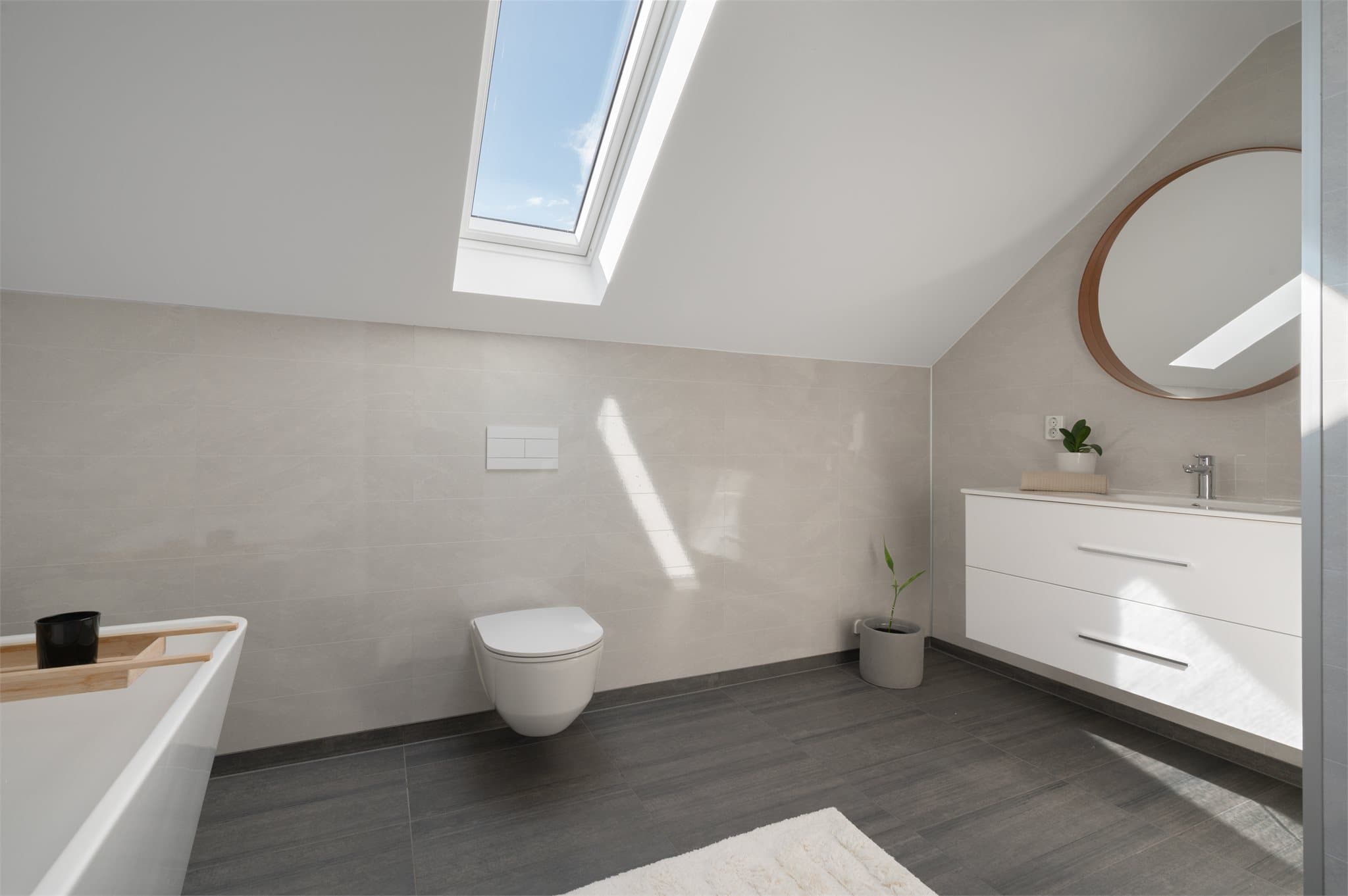 - Badet måler 6,9 m² og ble renovert i 2021 -