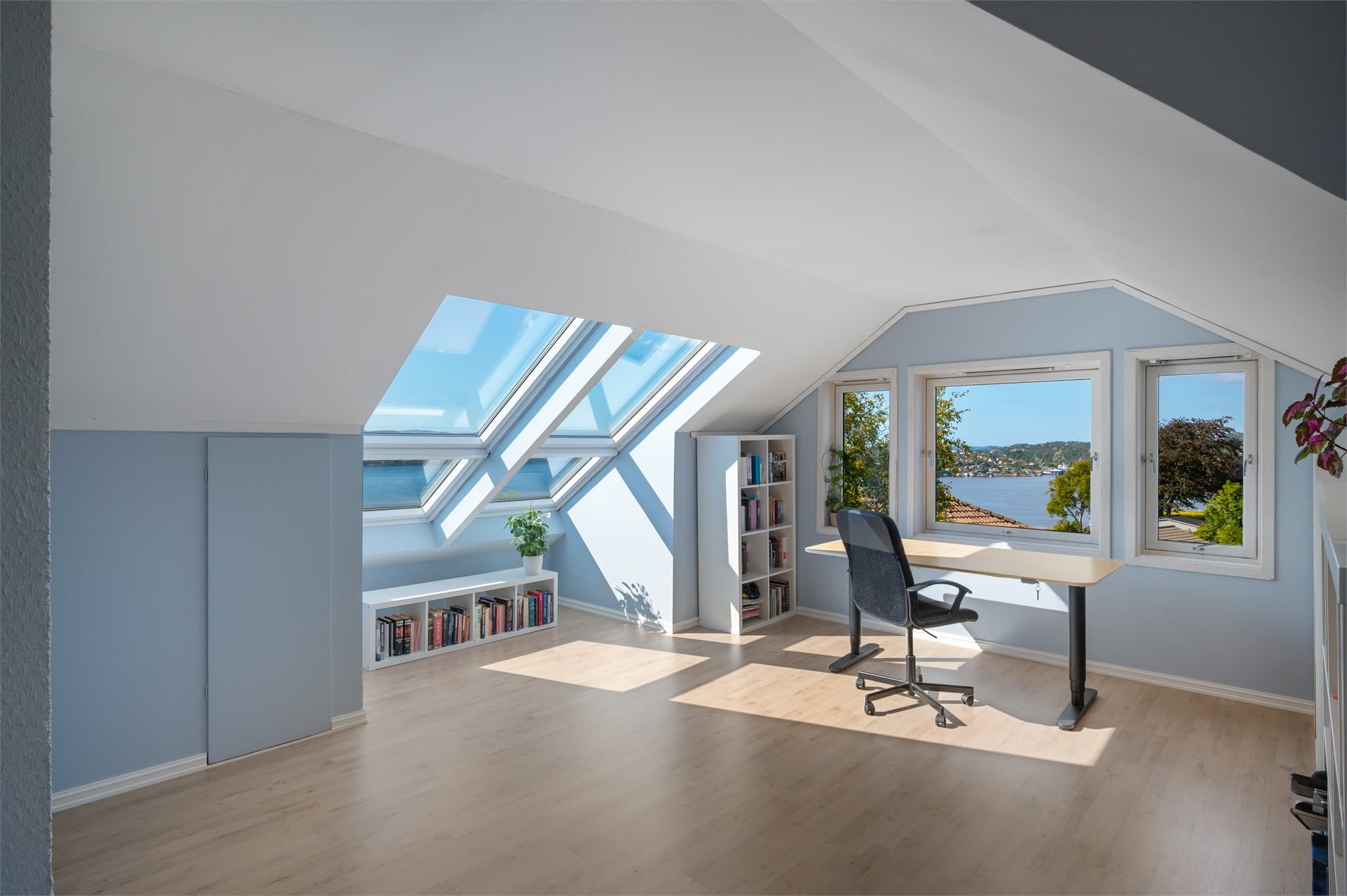 - Etasjen har et BRA-i på 79 m² og inneholder trapperom/gang, stue/kontor, 2 soverom og bad -