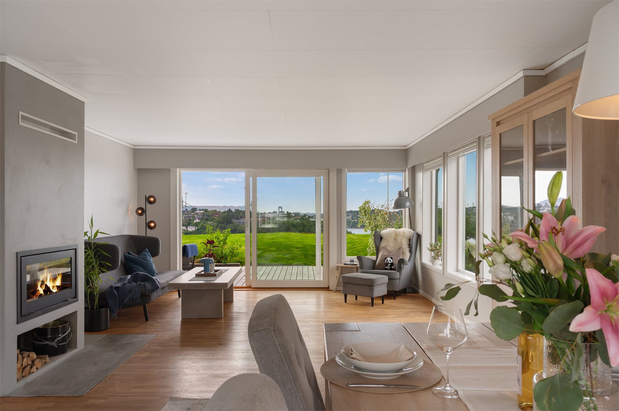 - Hovedetasjen inneholder stue, kjøkken, kjølerom, vaskerom, bad, toalettrom, 2 soverom, garderoberom, mellomgang og trapperom/gang -