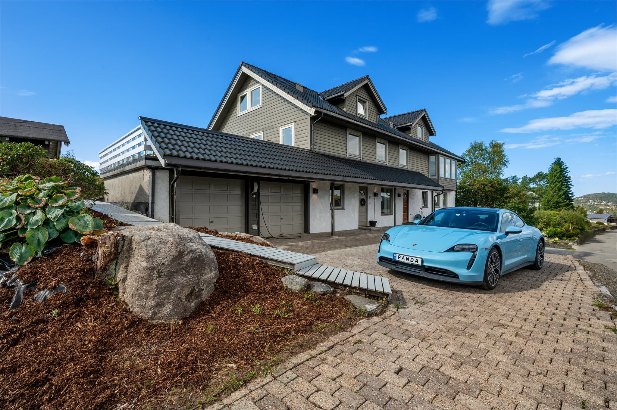 - Tomten har svært gode parkeringsmuligheter med dobbel garasje og flere biloppstillingsplasser. Det er montert Tesla-lader av Kjell Hansen Elektro -