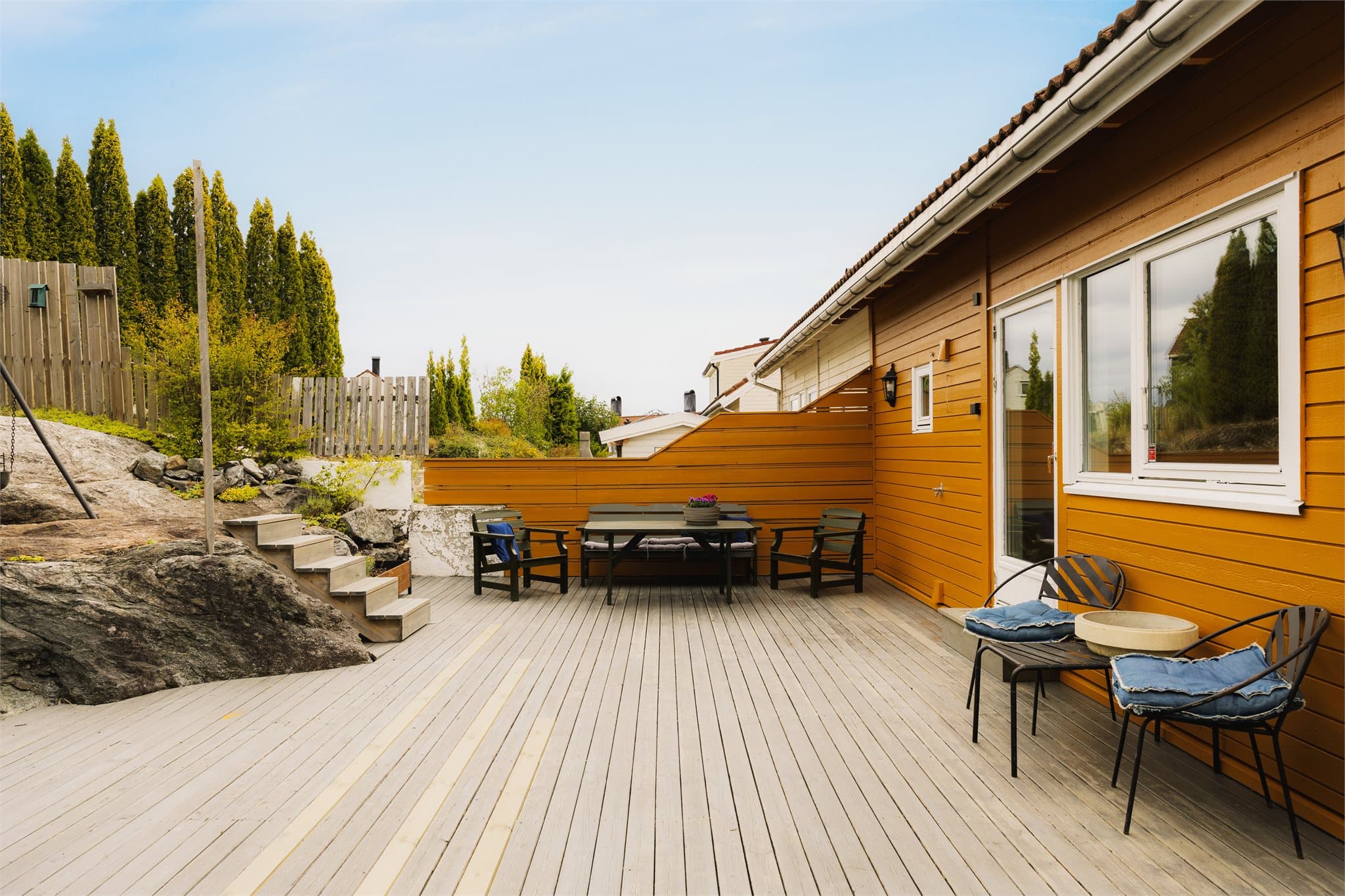 God plass til utemøbler, grill og beplantning.