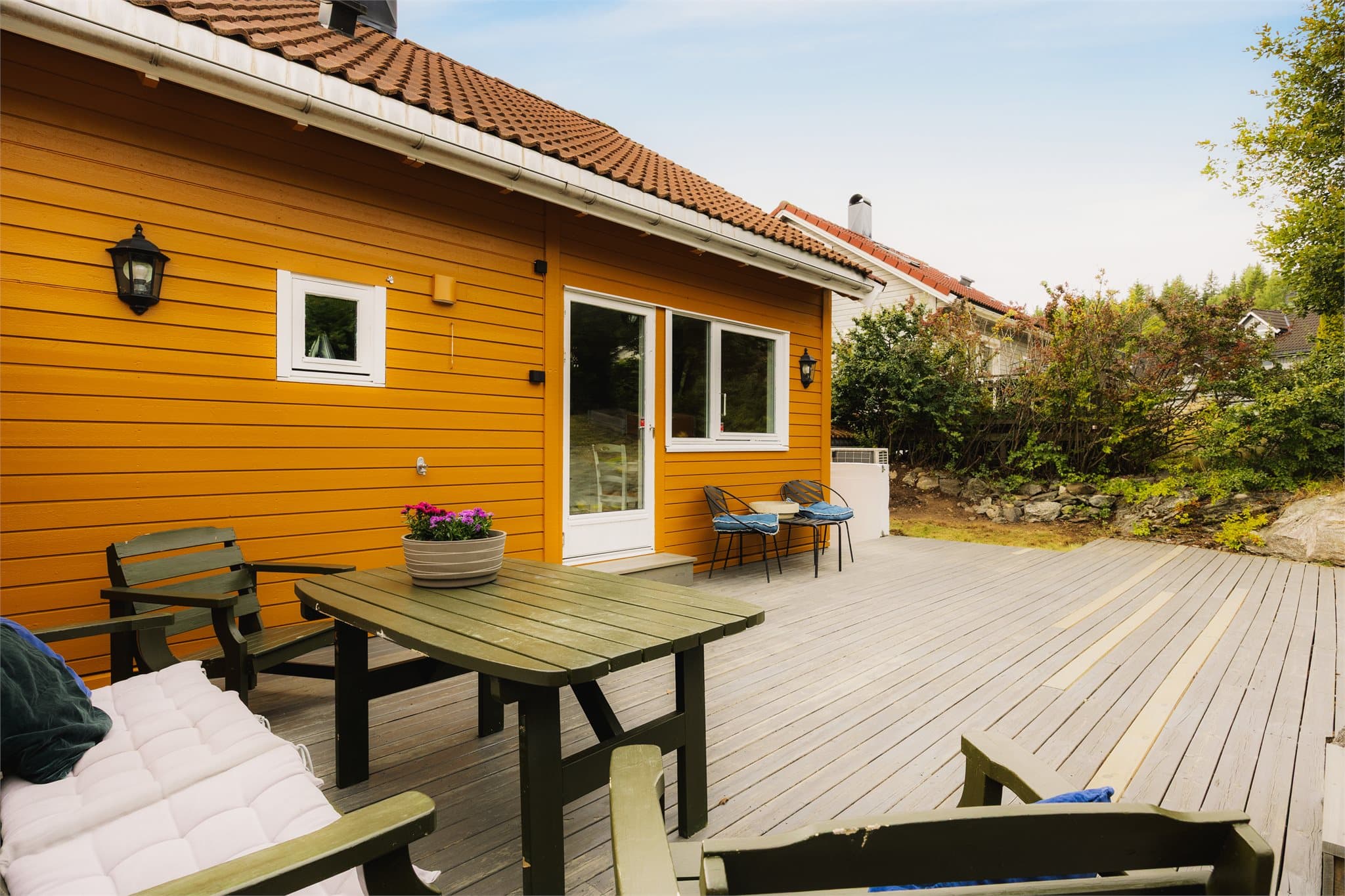 Fra kjøkkenet er det utgang til uteområde med terrasse på ca. 43,2 kvm.