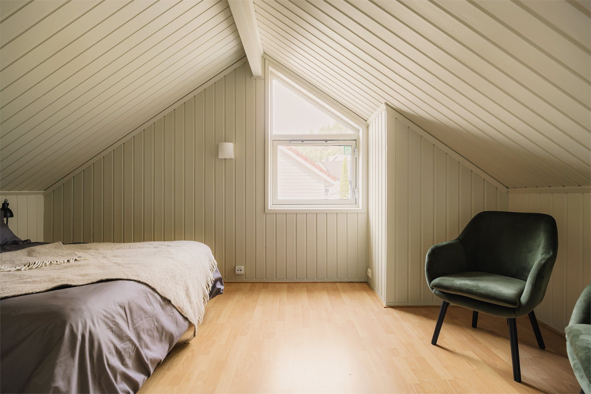 Soverom i loftsetasjen med plass til seng og tilhørende møblement.