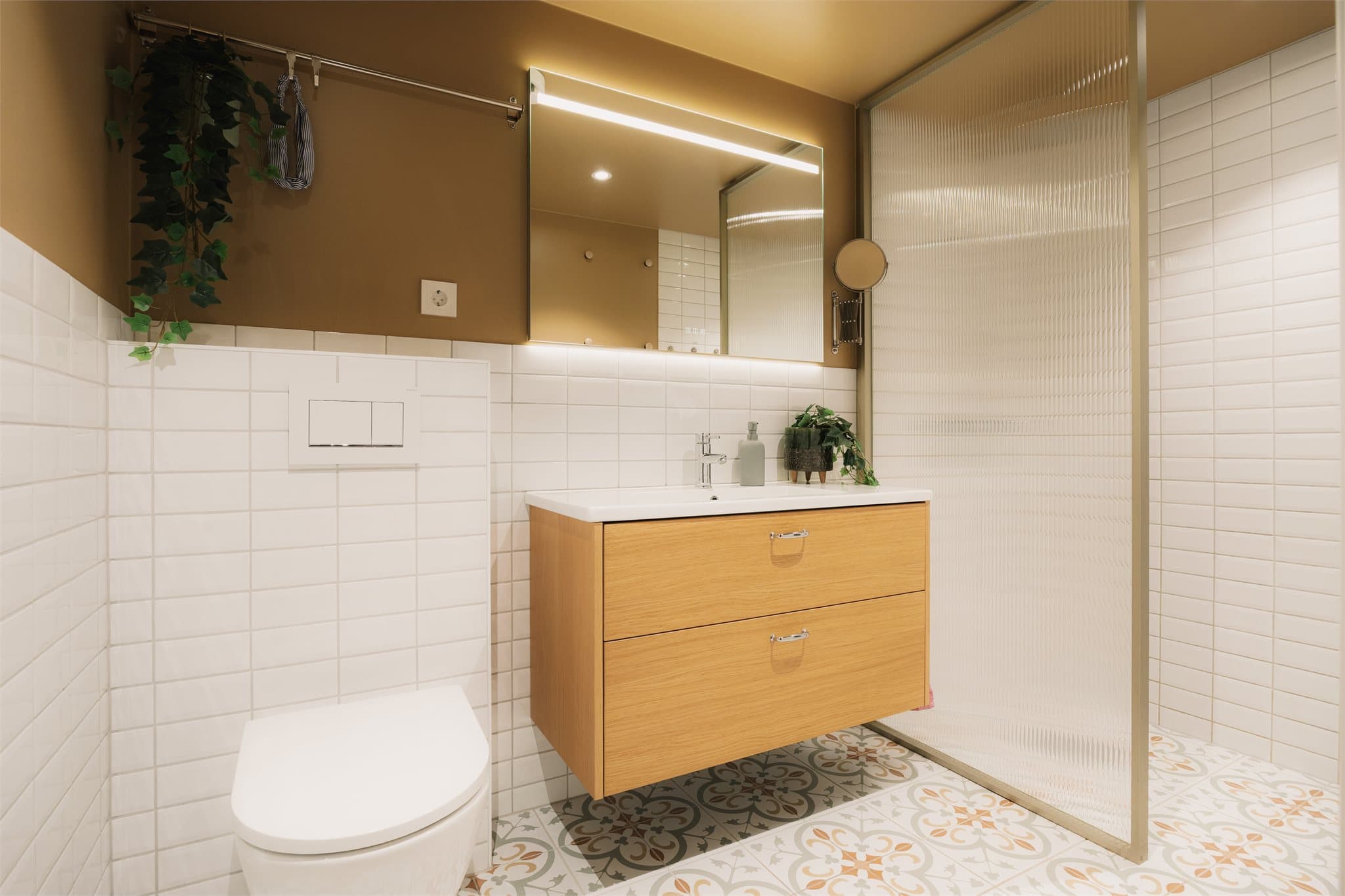Delikat og moderne bad, oppgradert i ca. 2023. Badet har flislagt gulv med gulvvarme, kombinert med flissatte og glatte, malte veggflater. Himlingen er glatt og malt, med downlights som gir god belysning.