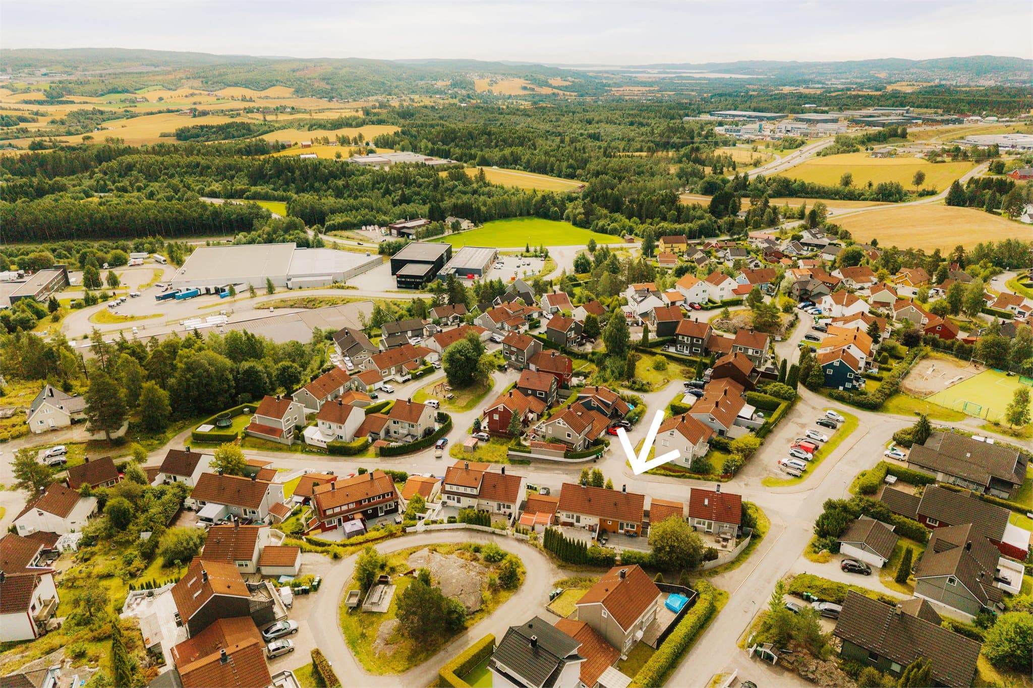 Boligen ligger i et attraktivt, rolig og familievennlig boligområde på Heksebergåsen i Lillestrøm kommune. Området er særlig anbefalt for familier med barn, og byr på naturskjønne omgivelser med svært gode turmuligheter og nærhet til skog og mark.