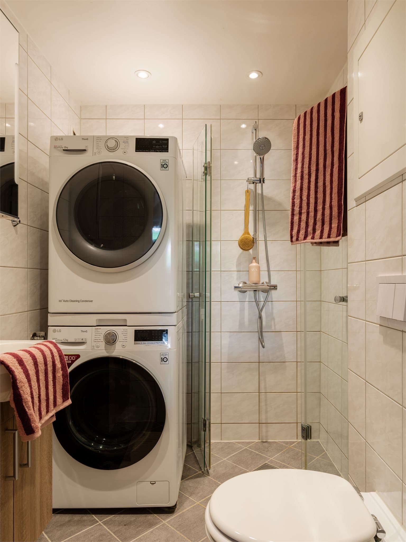Baderommet har flislagte overflater og varmekabler i gulvet. Badet ble modernisert i borettslagets regi i 2016.