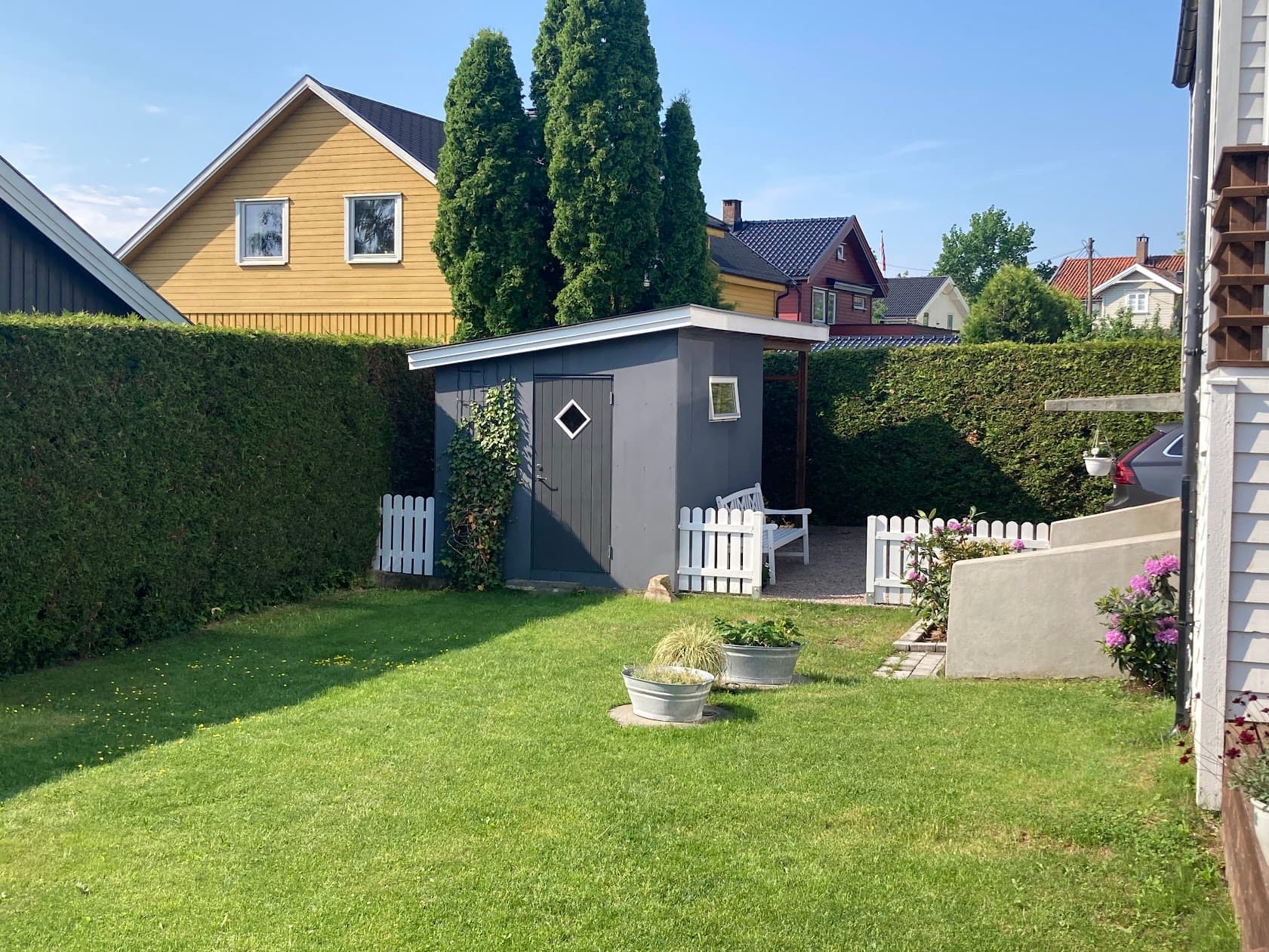 Selgers sommerbilde. På tomten er det en frittstående bod på ca. 5,6 m² fra 2021 for ekstra lagring.