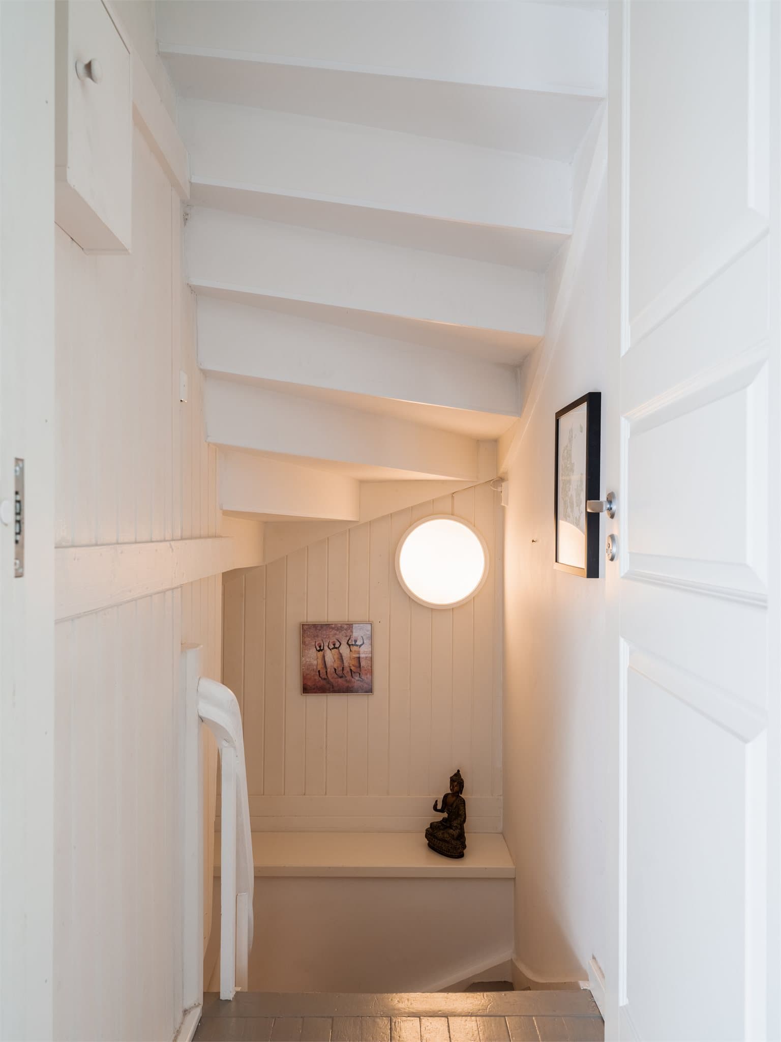 En innvendig trapp i tre fører ned til boligens underetasje.