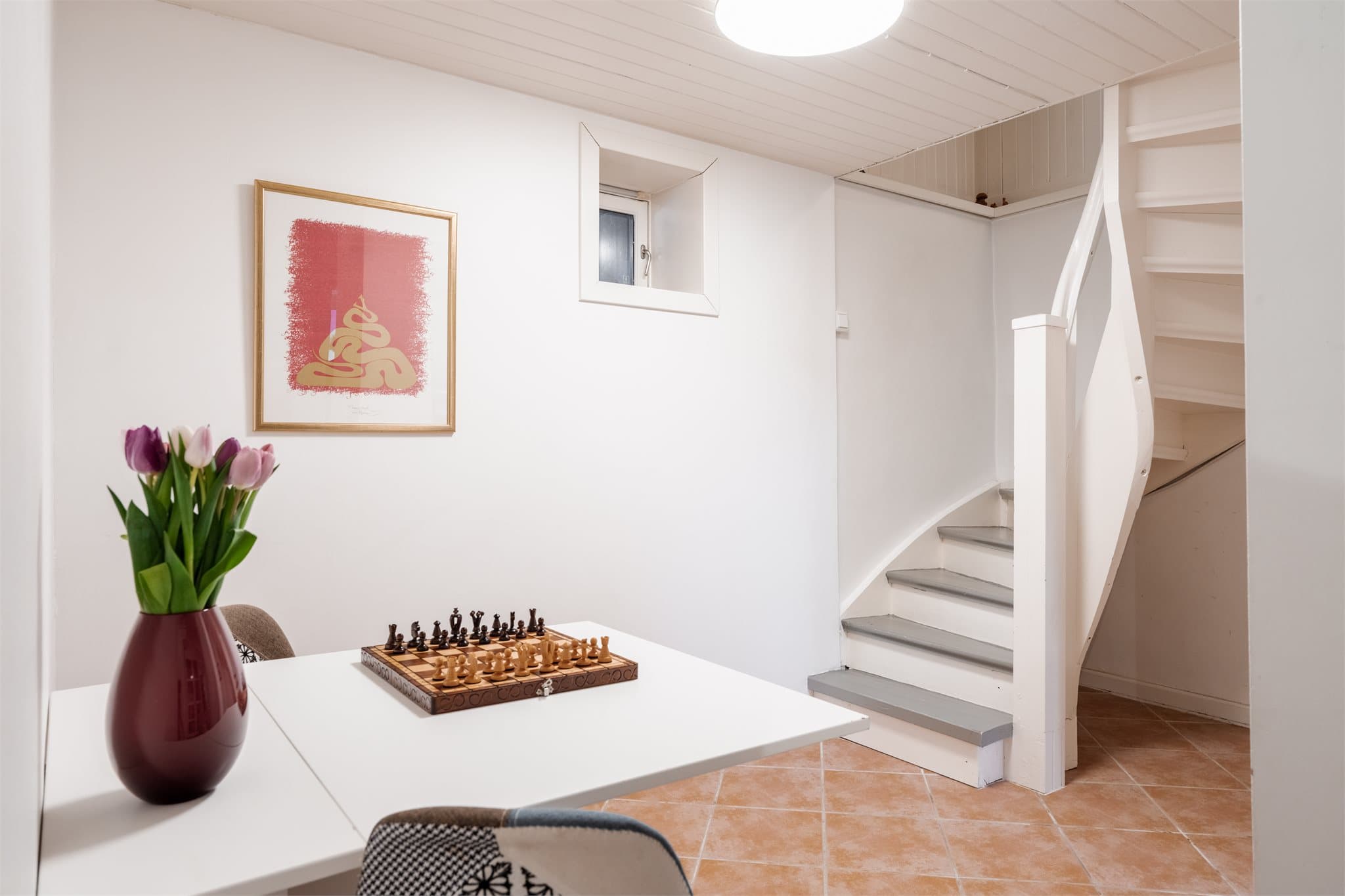 Trapperommet binder de to etasjene sammen på en funksjonell måte.