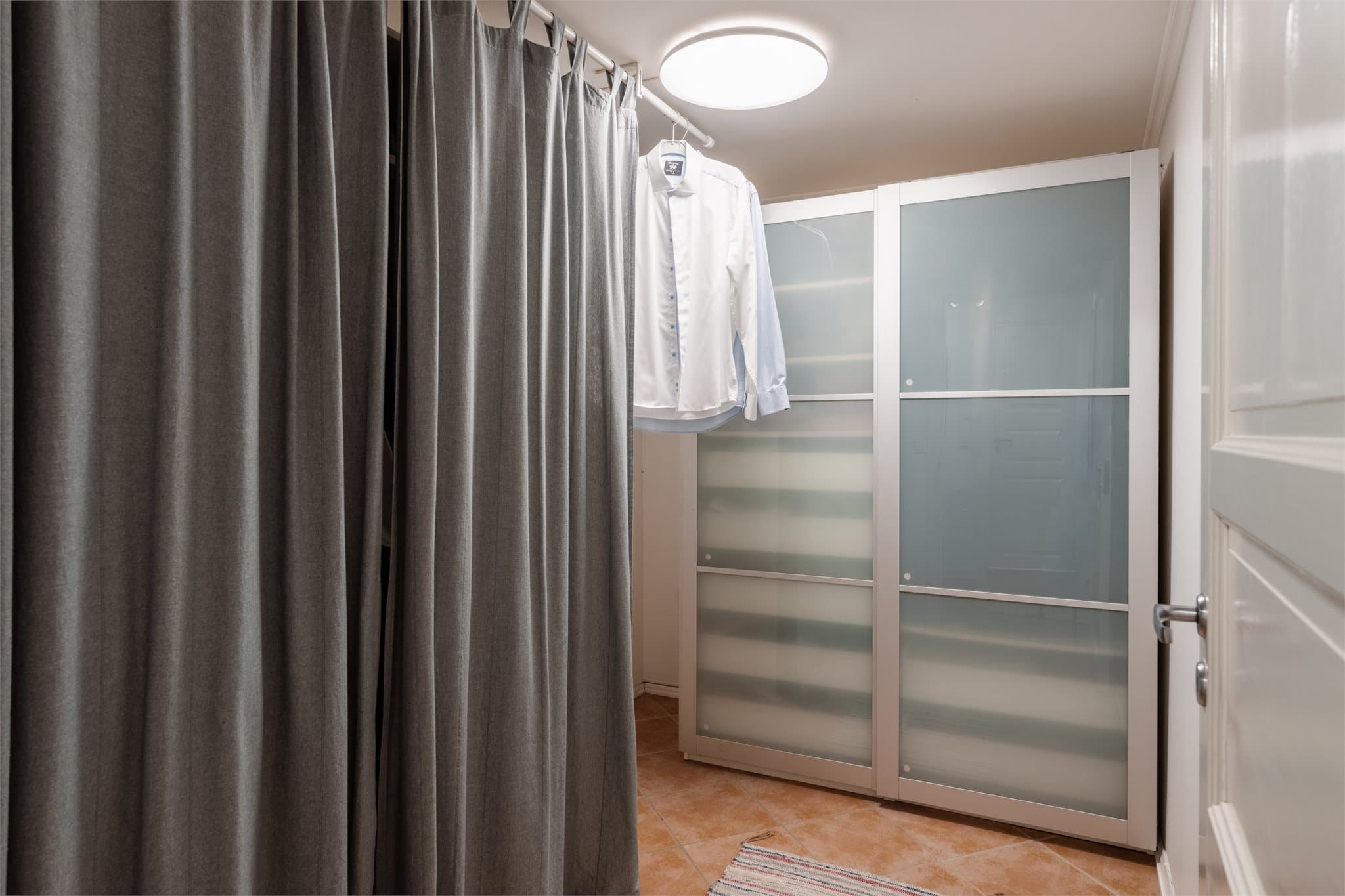 I 2024 ble det etablert en praktisk skapvegg med skyvedører i gangen.