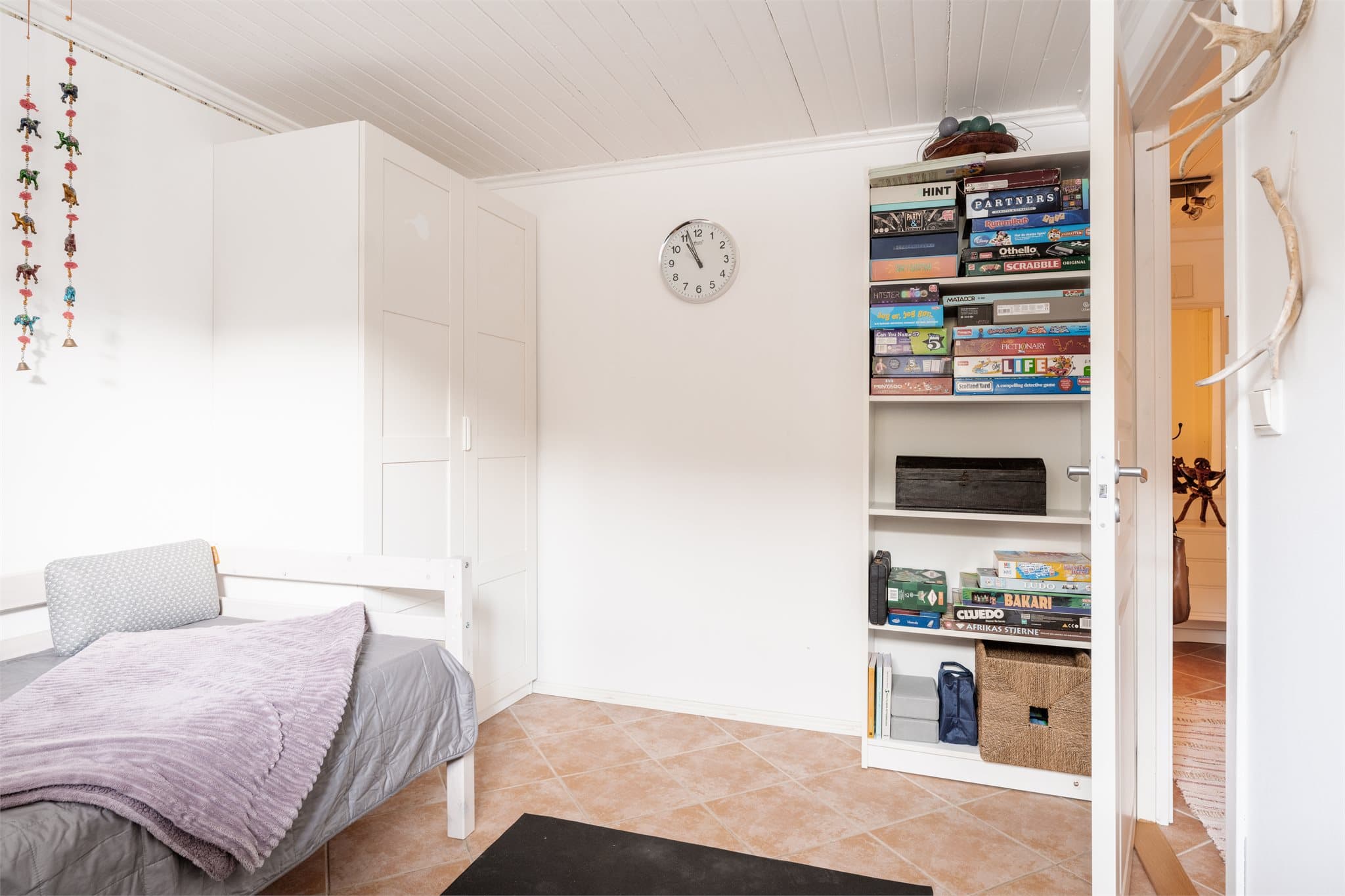 Det tredje soverommet i underetasjen, også med flislagt gulv og gulvvarme.