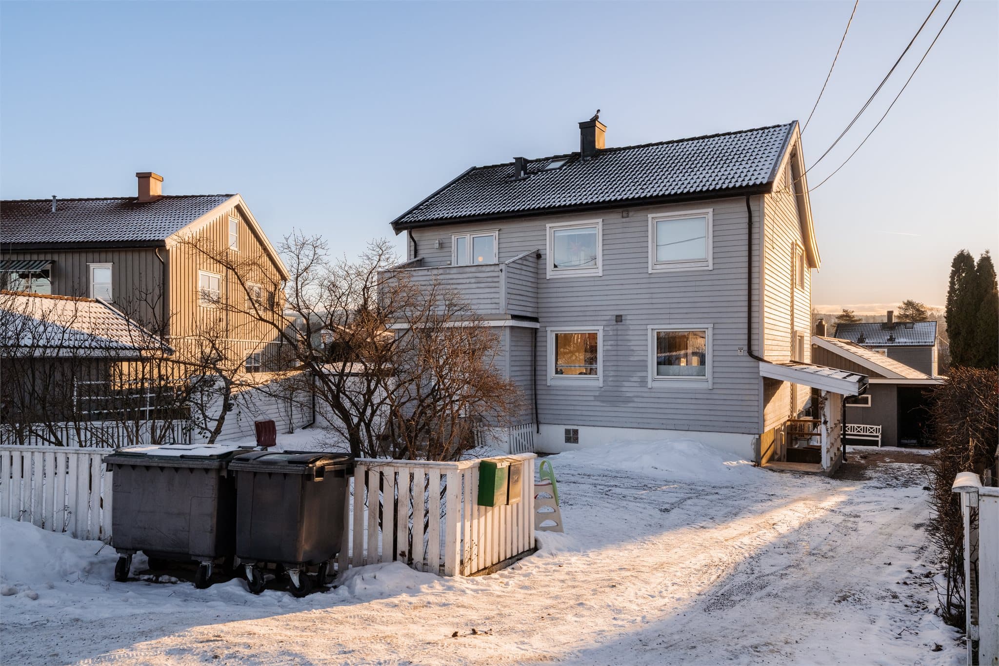 Fra Ulvenkrysset, fire minutter fra boligen, går et bredt utvalg av busslinjer.