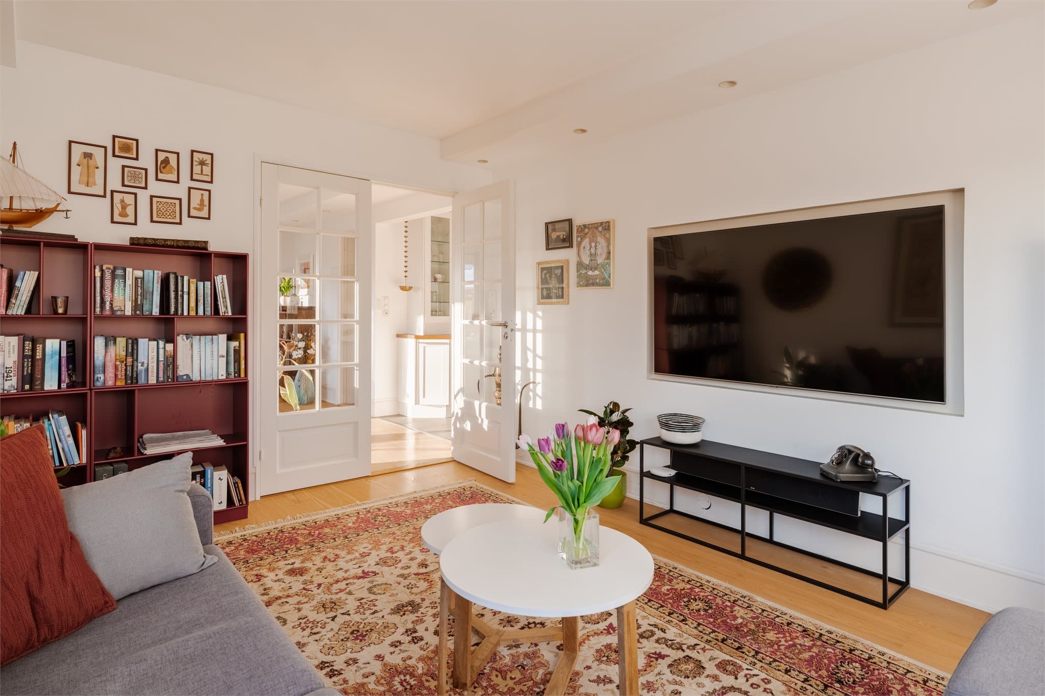 Innholdsrik del av tomannsbolig med stor, skjermet hage i et rolig og etablert nabolag.