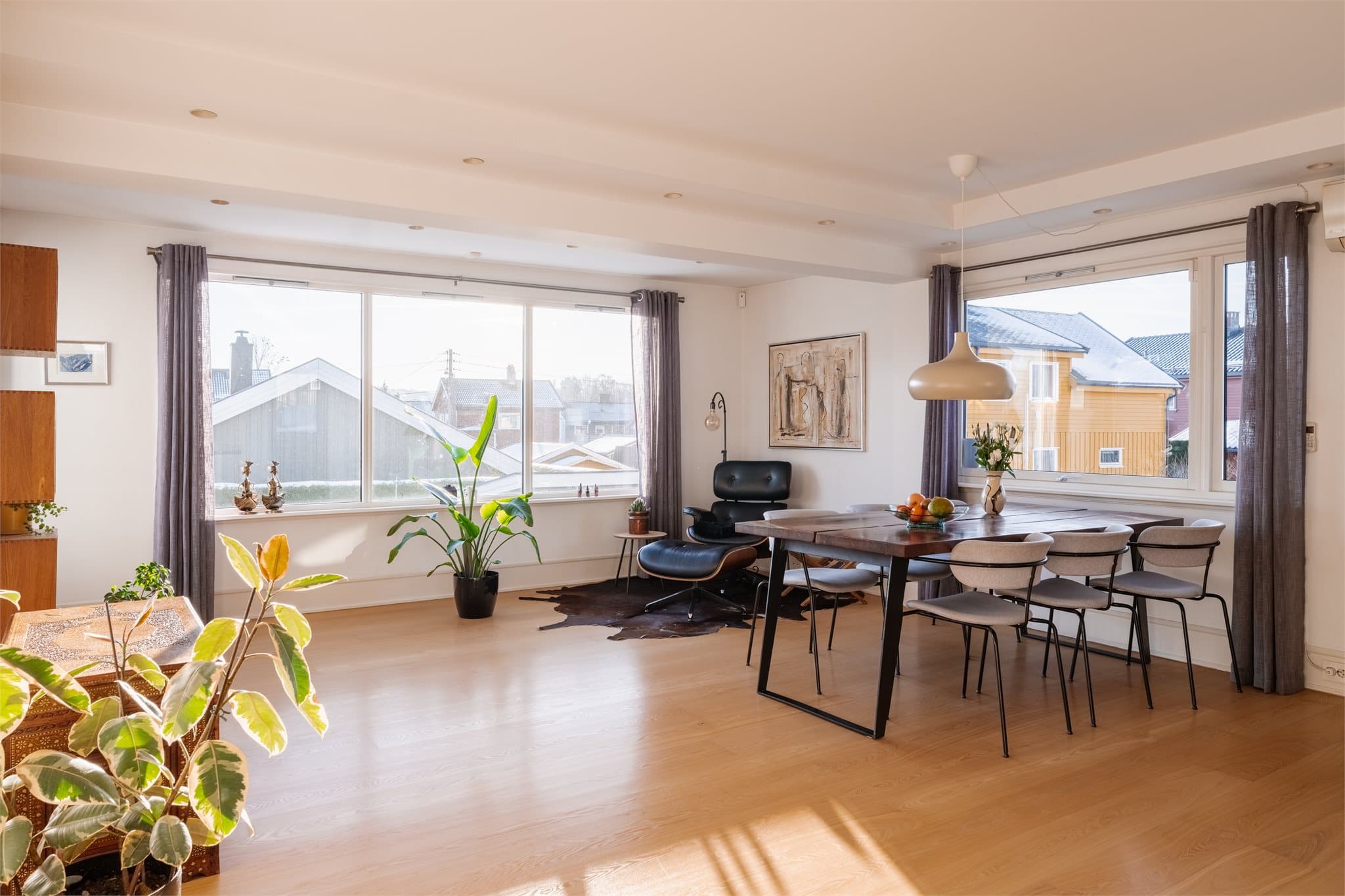 Den åpne løsningen fortsetter inn i en romslig sone for spisestue og kjøkken.