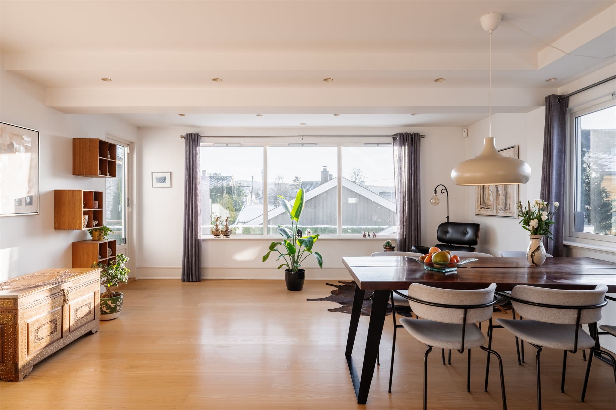 Spisestuen har god plass til langbord, perfekt for sosiale sammenkomster.