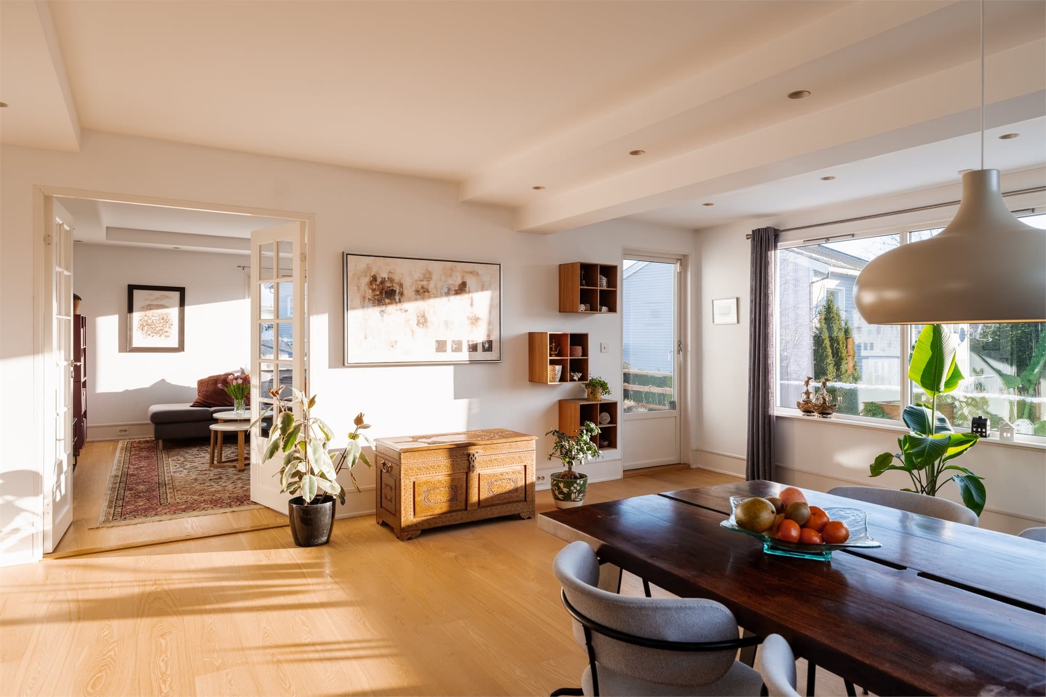 Fra spisestuen er det direkte utgang til den store terrassen, som skaper en sømløs overgang til uterommet.