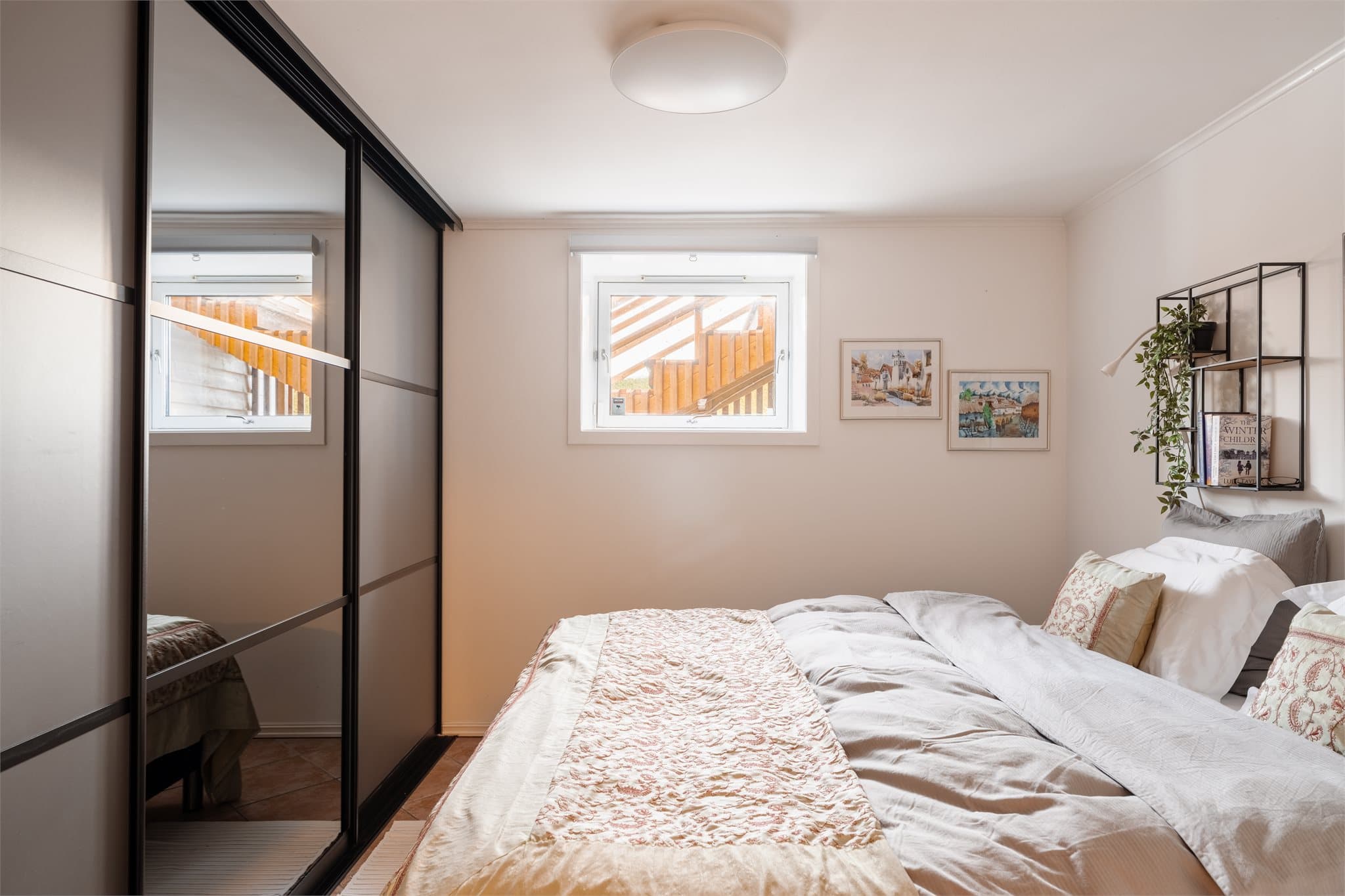 Ett av tre soverom i underetasjen, med god plass til seng og garderobeløsning.