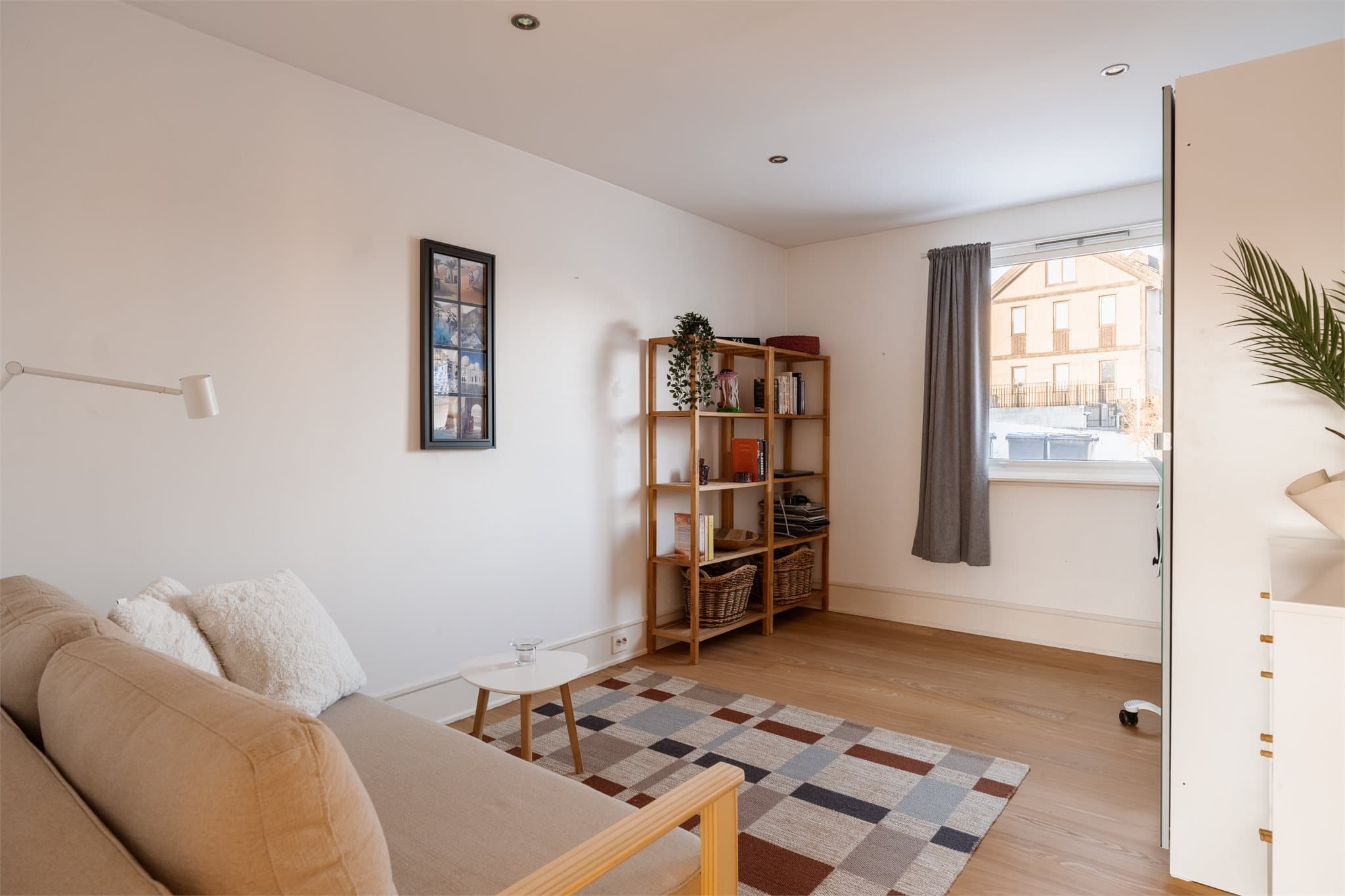 Ved siden av kjøkkenet ligger et fleksibelt rom som egner seg godt som soverom eller kontor.