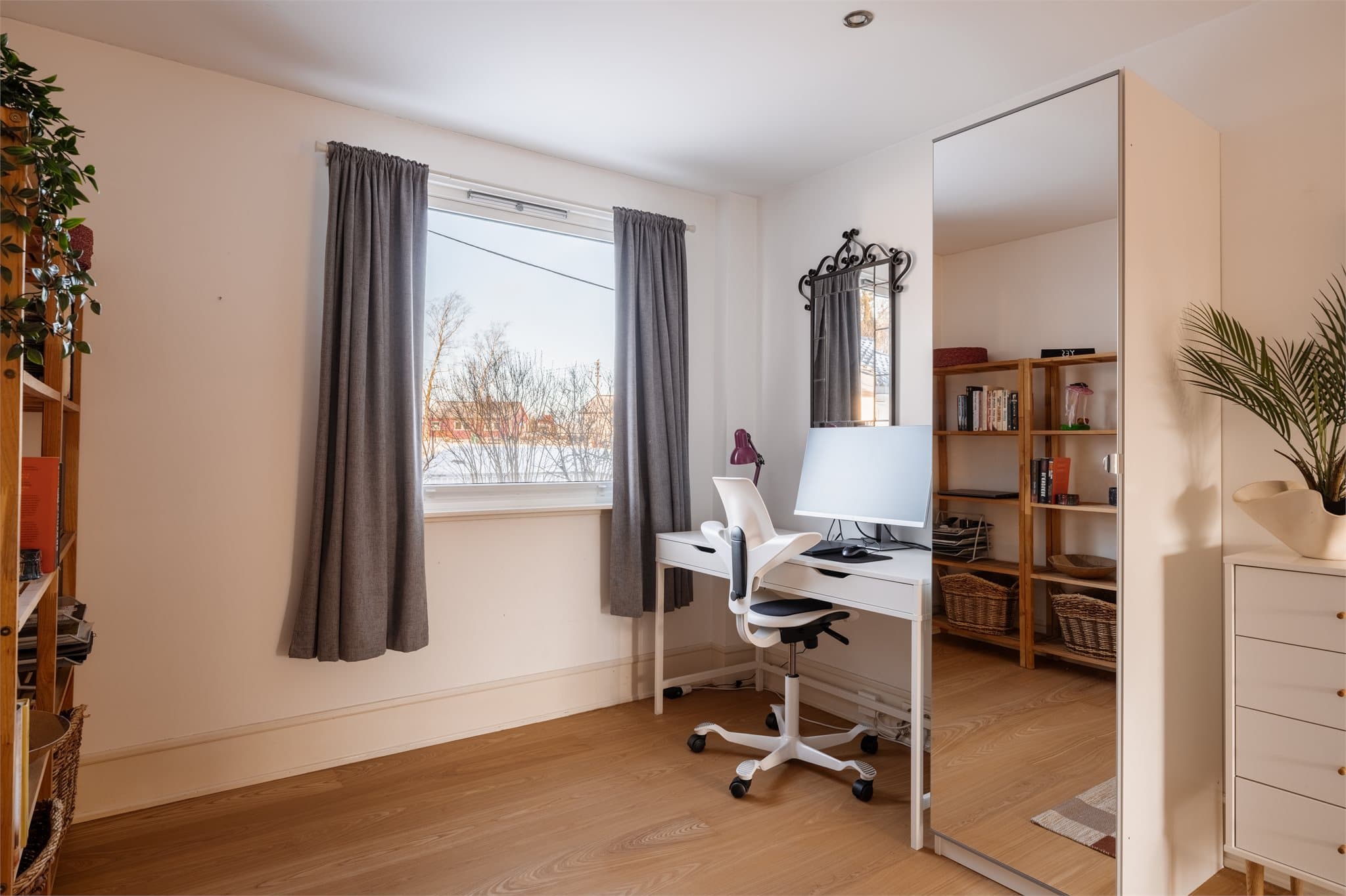 Rommet har 1-stavs parkett på gulvet og glatte, malte flater.